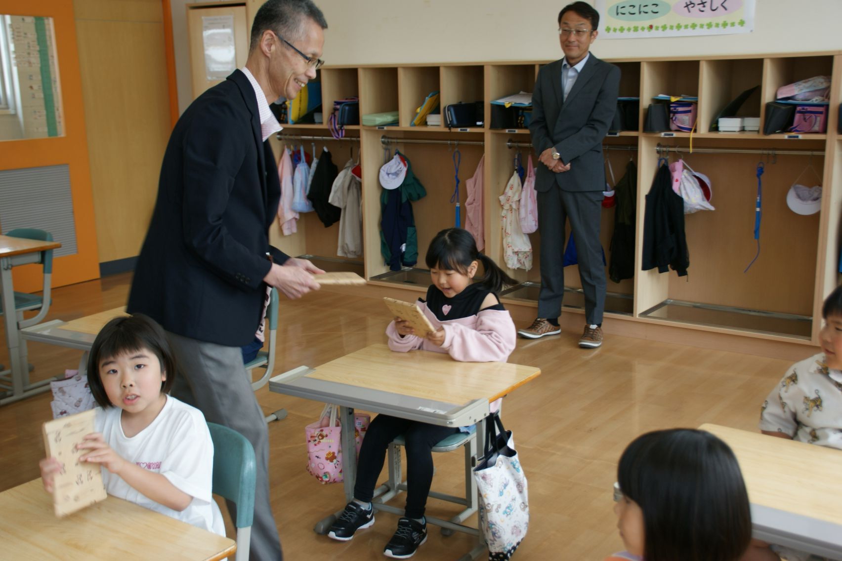 本をプレゼントされて喜ぶ1年生.JPG