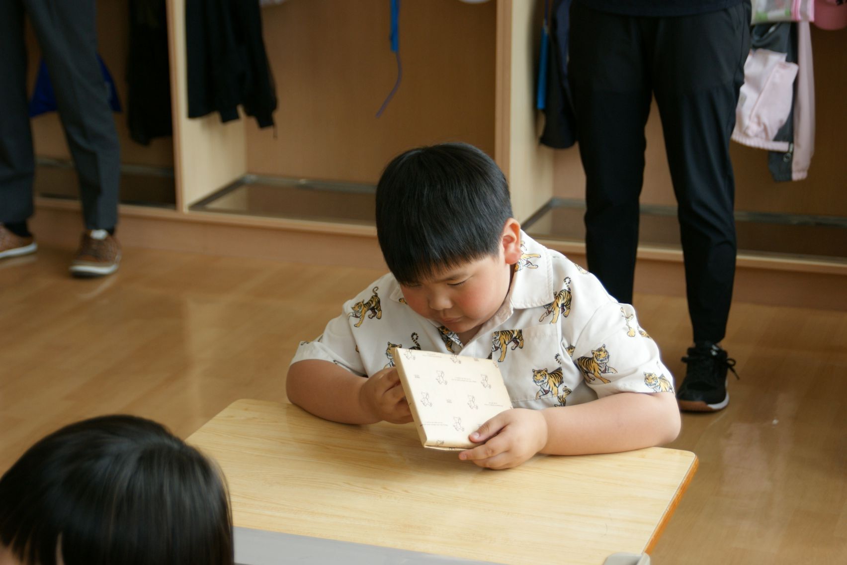 もらった本を眺める1年生.JPG