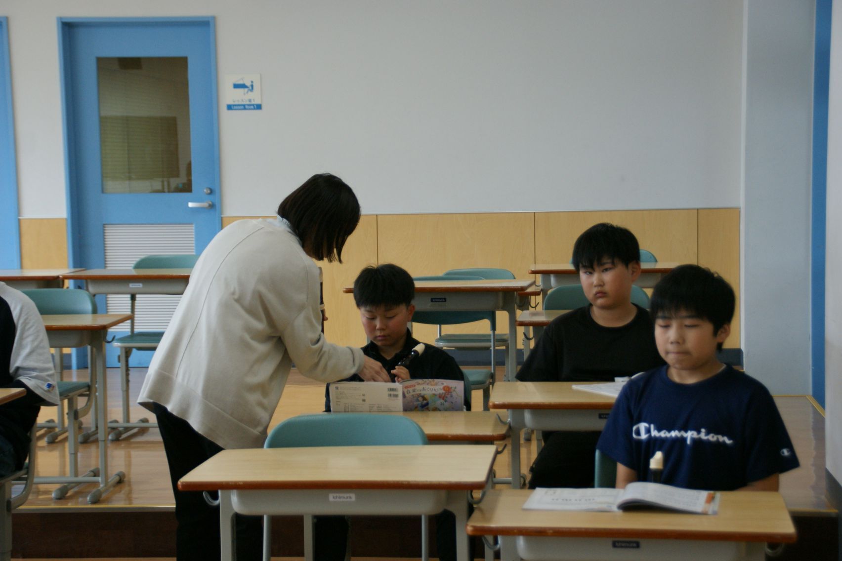 中学校の先生による6年生の音楽.JPG