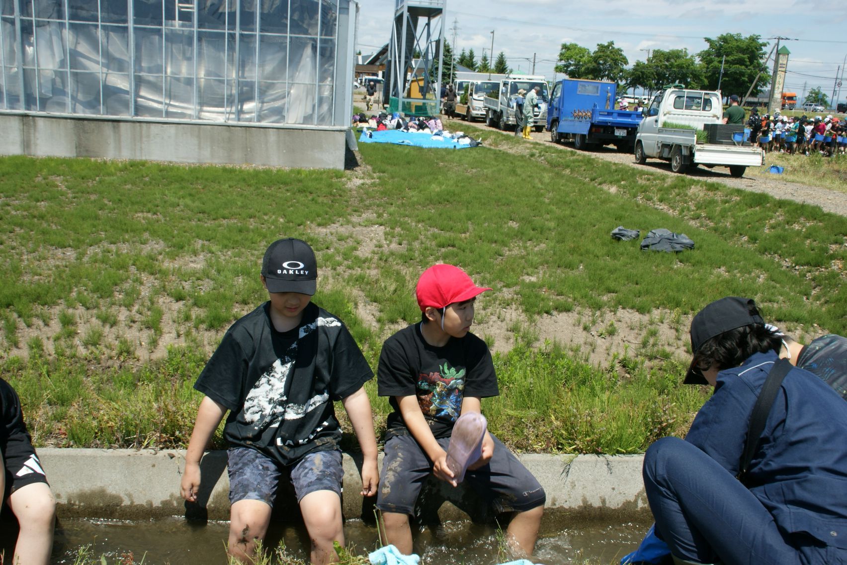 用水路で足を洗う.JPG