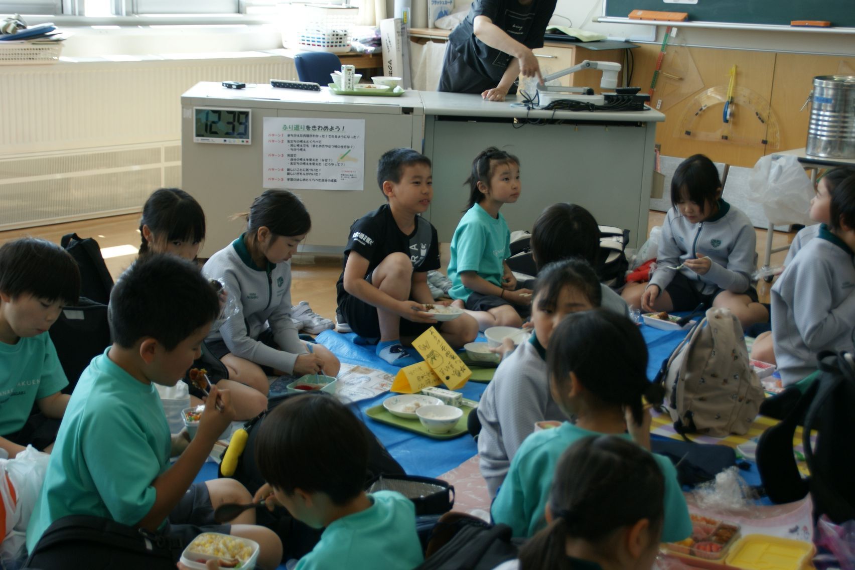 12 4年生は給食時間にも交流.JPG