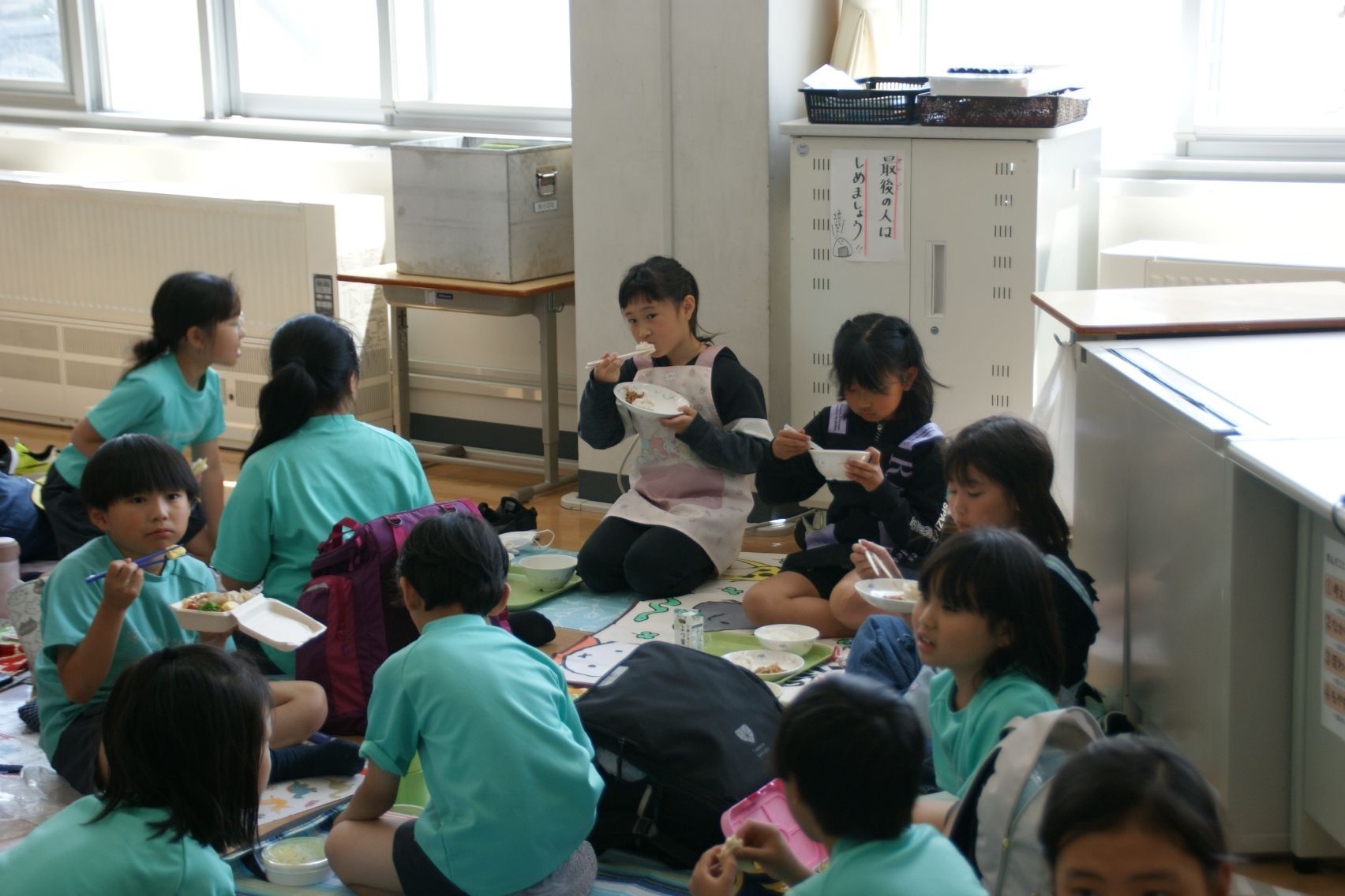 13 3年生も給食時間に交流.JPG