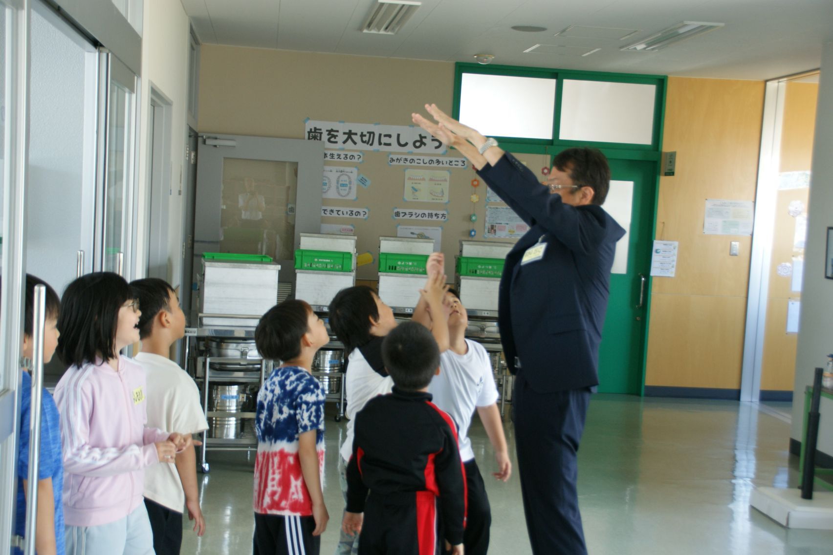 9 校長先生とハイタッチ.JPG