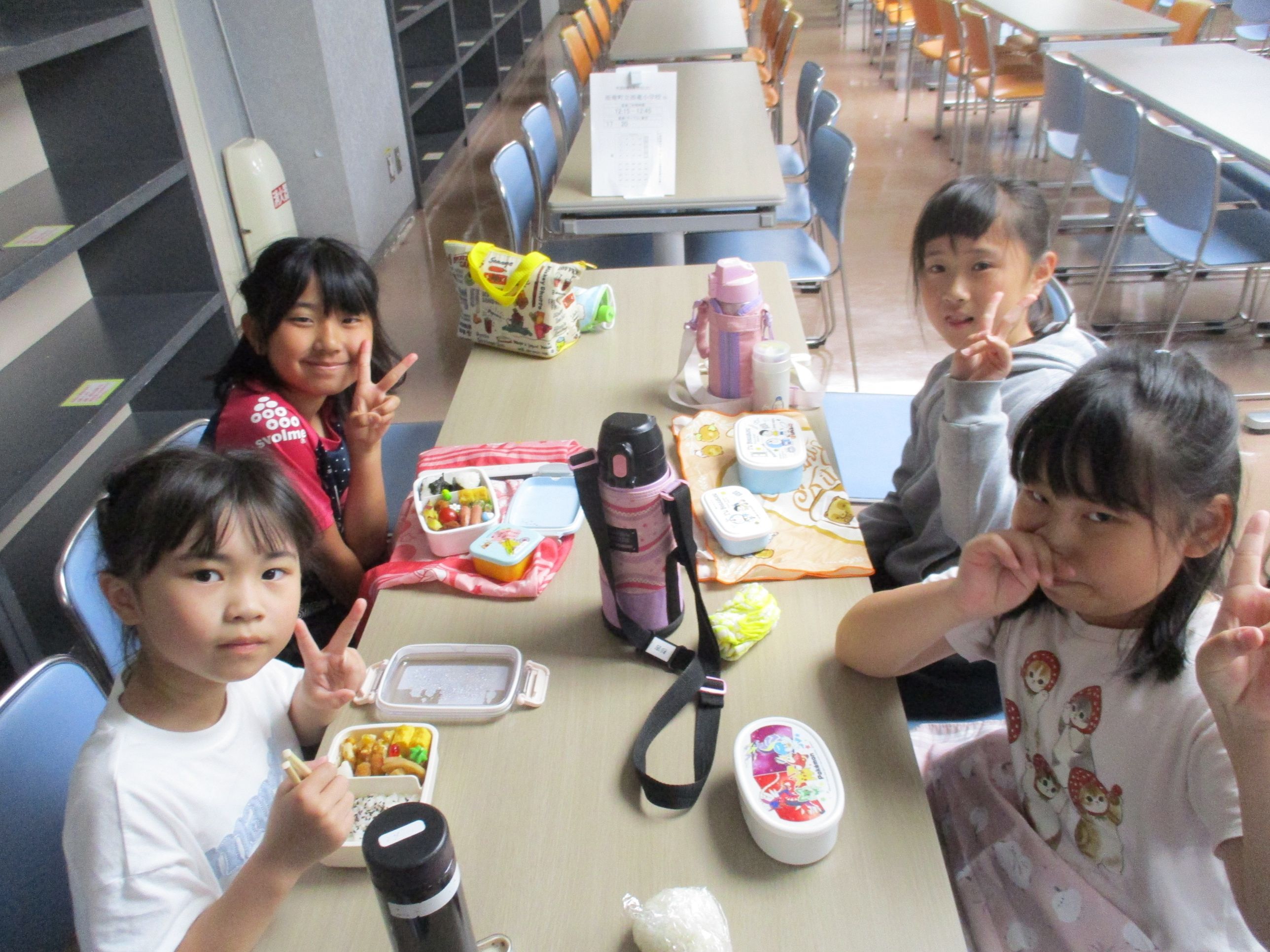 3年生お弁当タイム.JPG