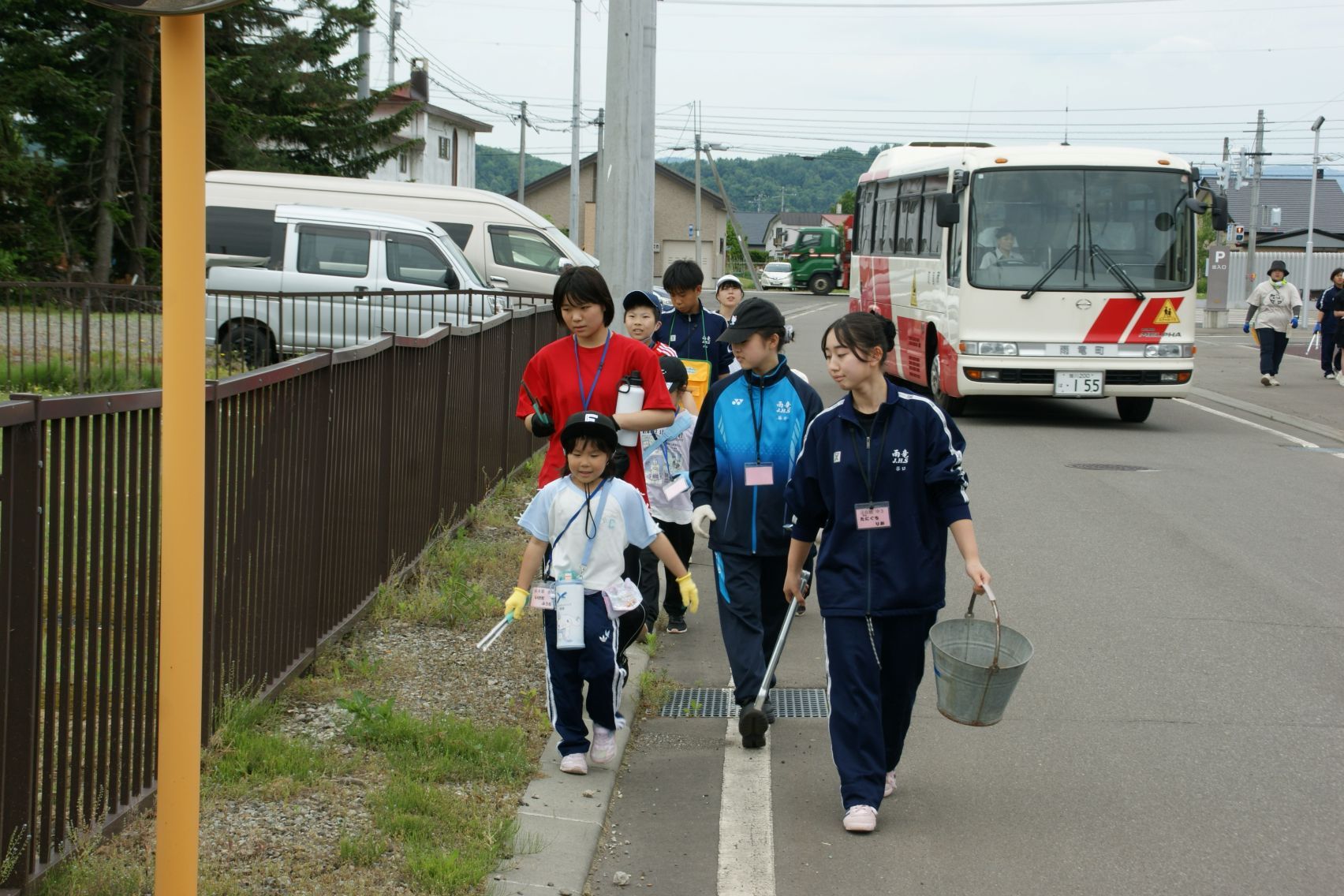 分担して町内をゴミ拾い.JPG