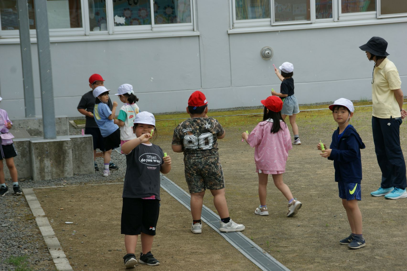 中庭でしゃぼん玉をする1年生.JPG