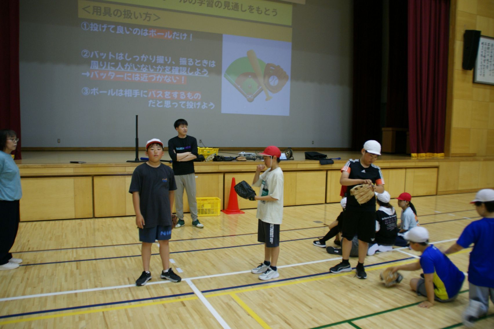 6年生体育ソフトボール.JPG