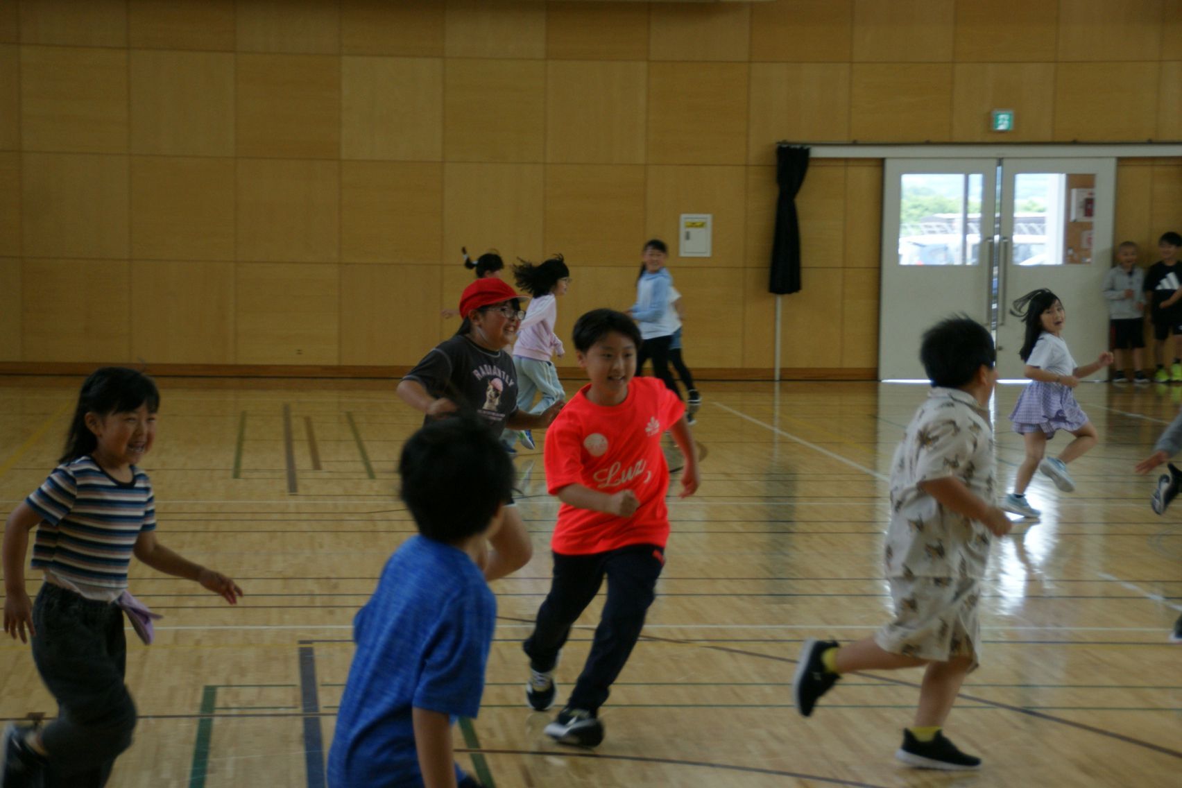 低学年を追いかける生活委員.JPG