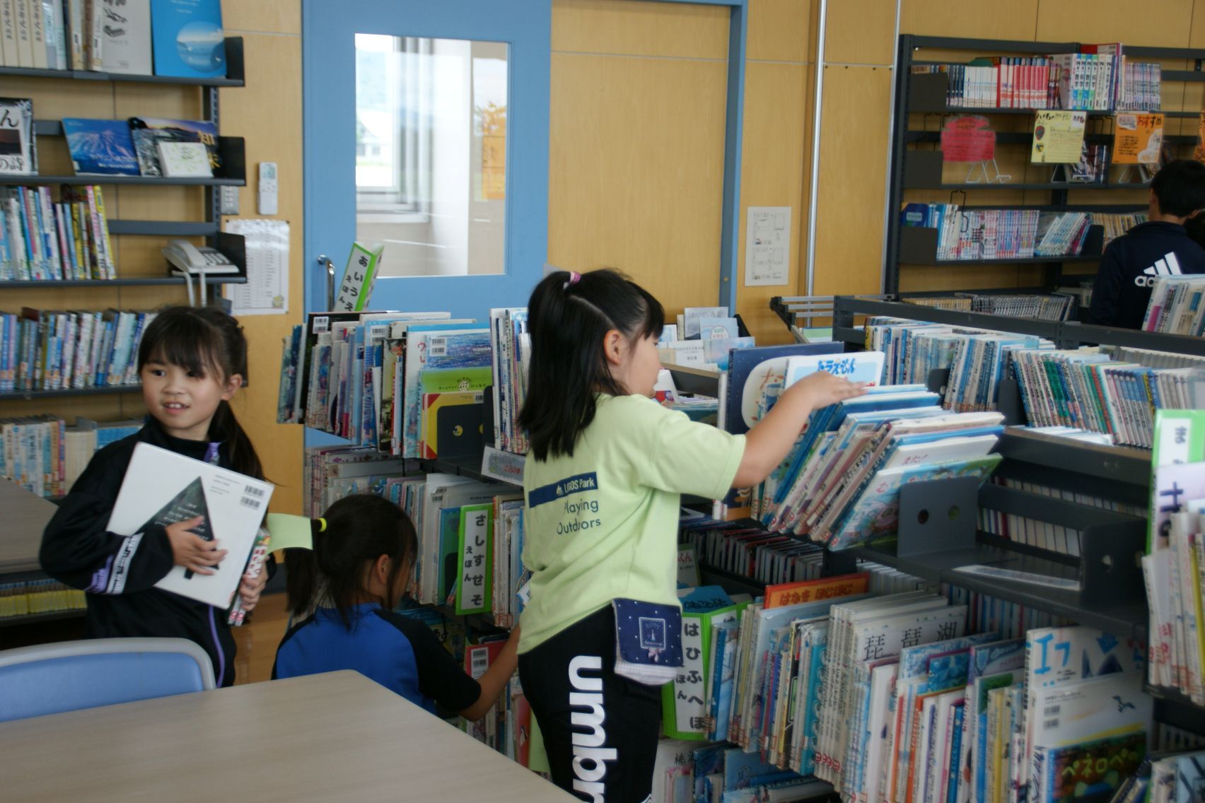 昼休みににぎわう図書室.JPG
