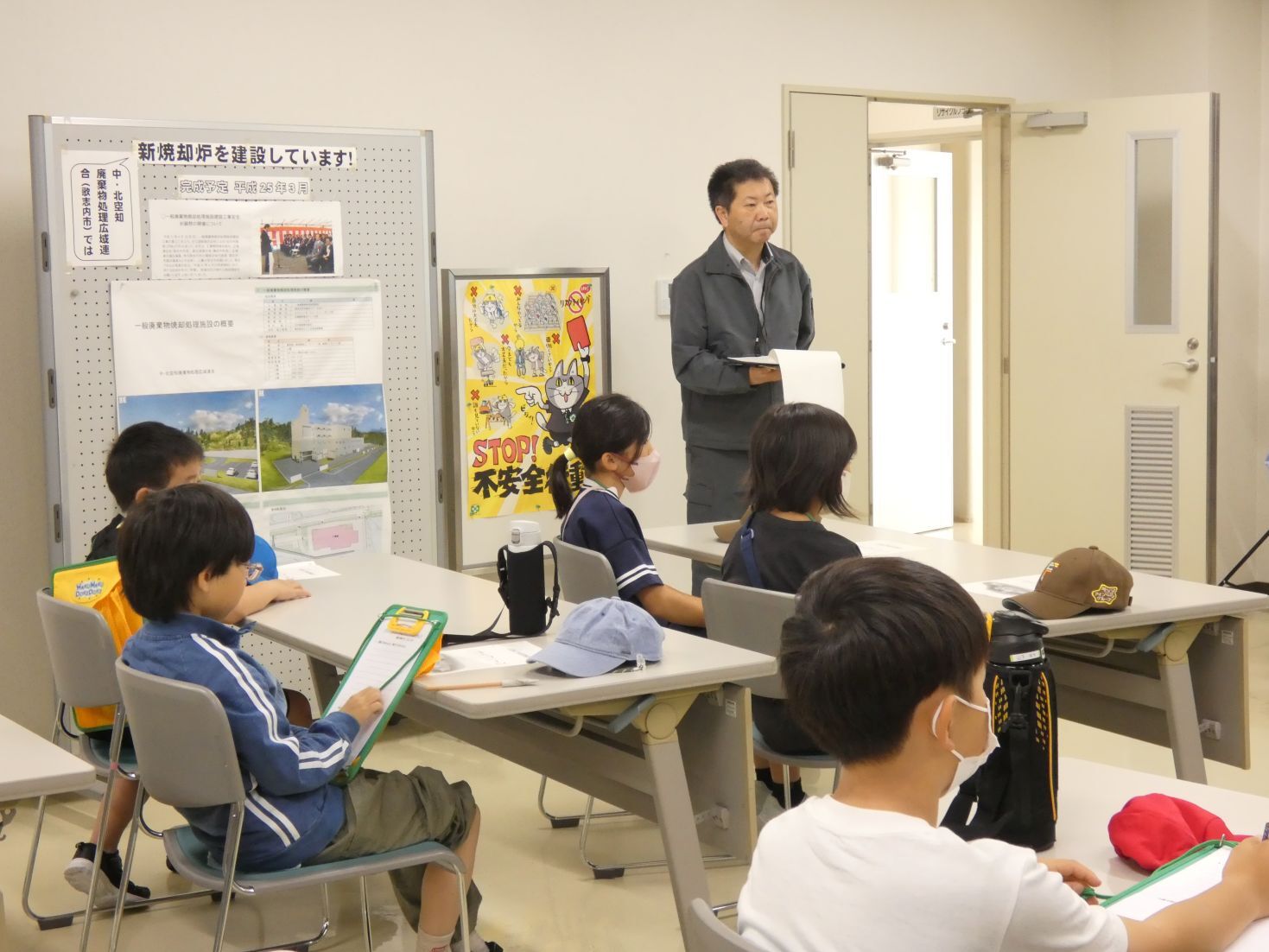 説明を聞く4年生.JPG