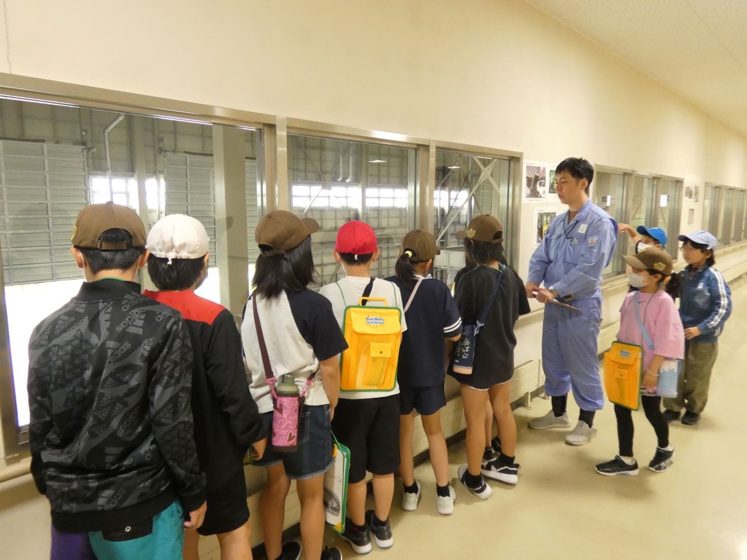 施設内を見学.JPG