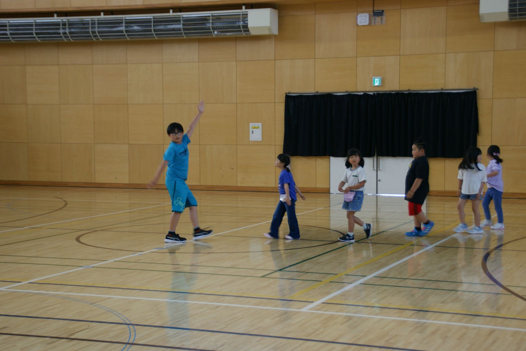 小学1年生を引率する保体委員.JPG