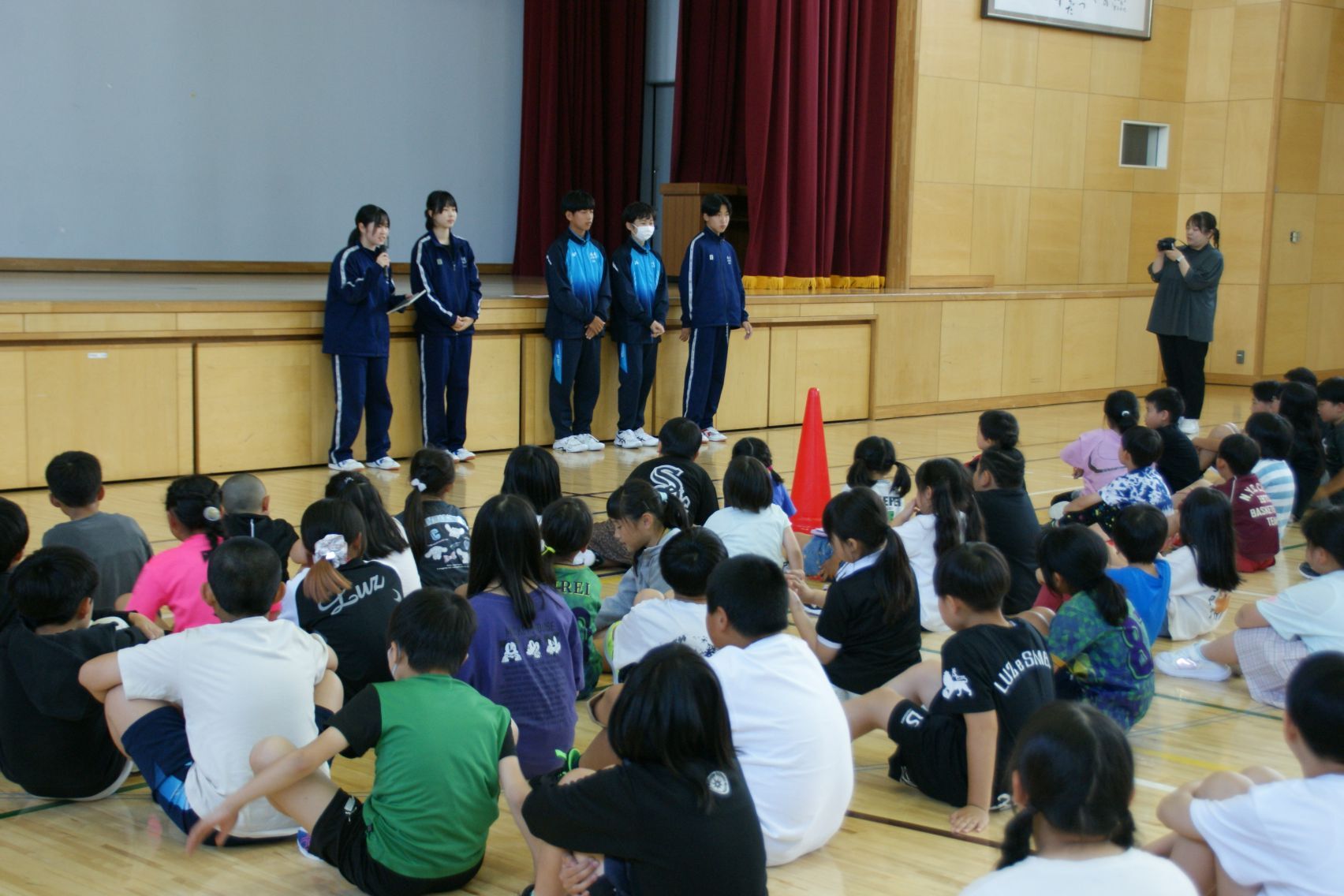 合同レクを取り仕切る中学校保体委員.JPG
