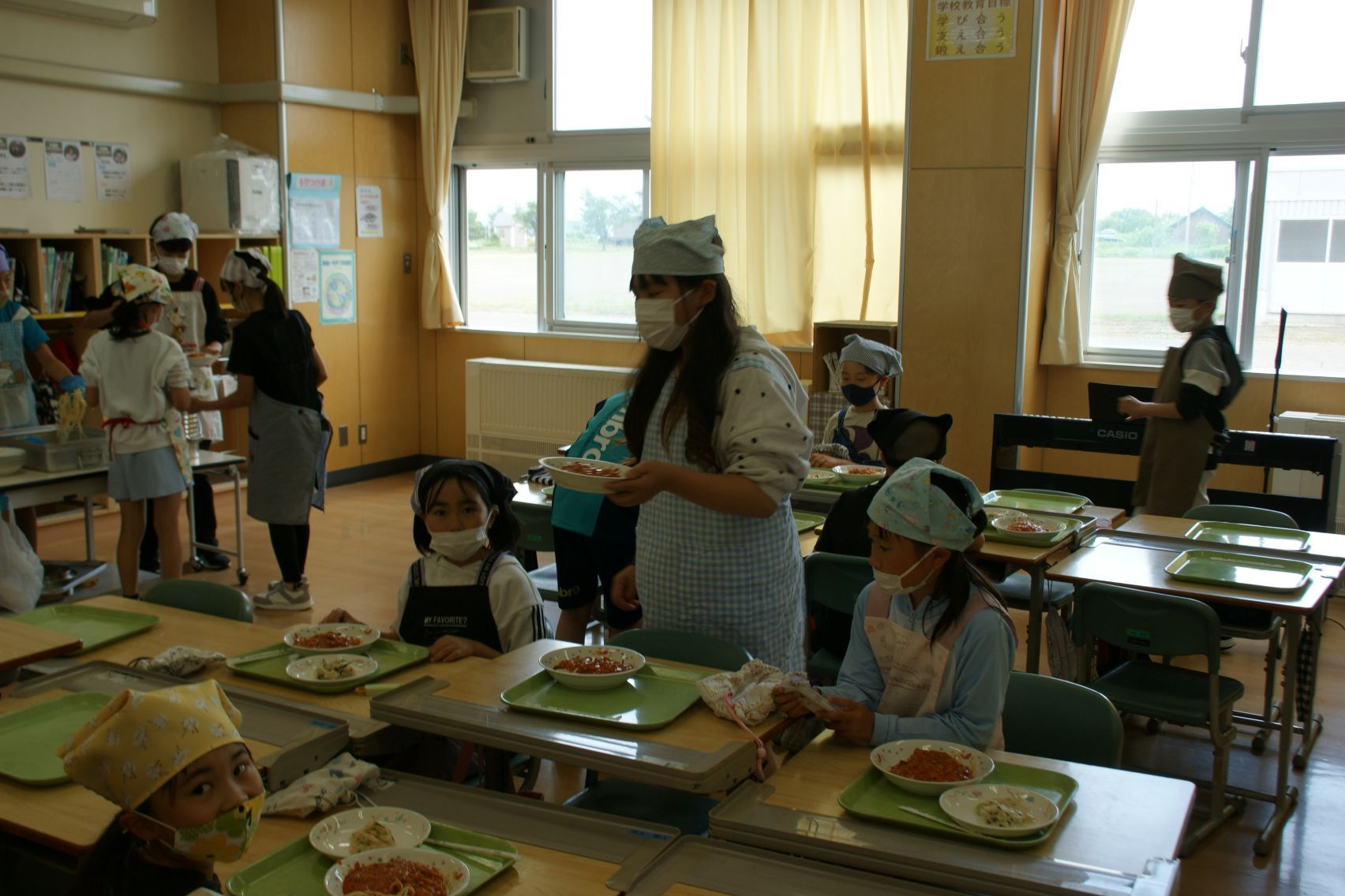 3年生の給食を用意してあげている5年生.JPG
