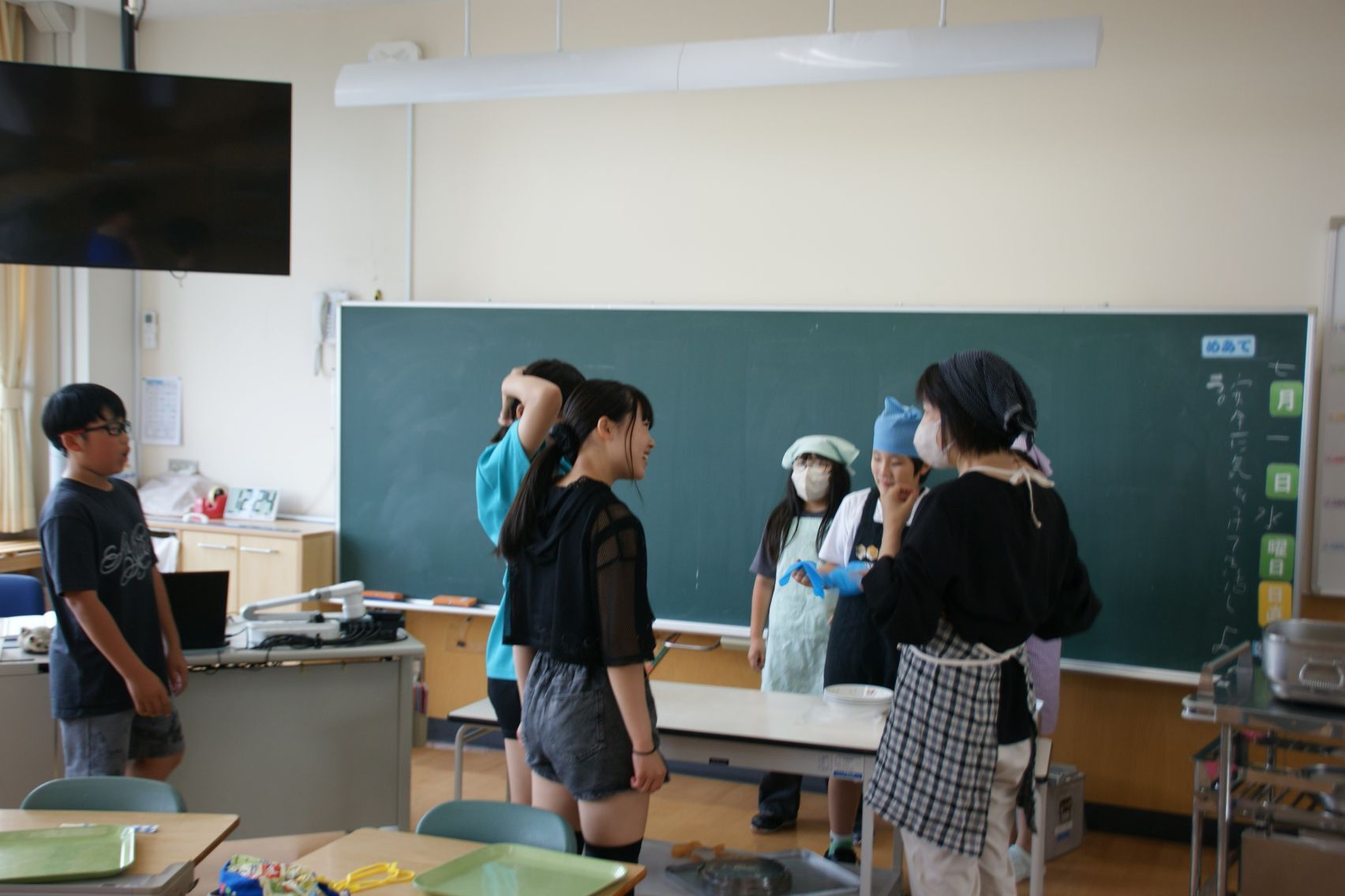 協力して準備する4年生と6年生.JPG