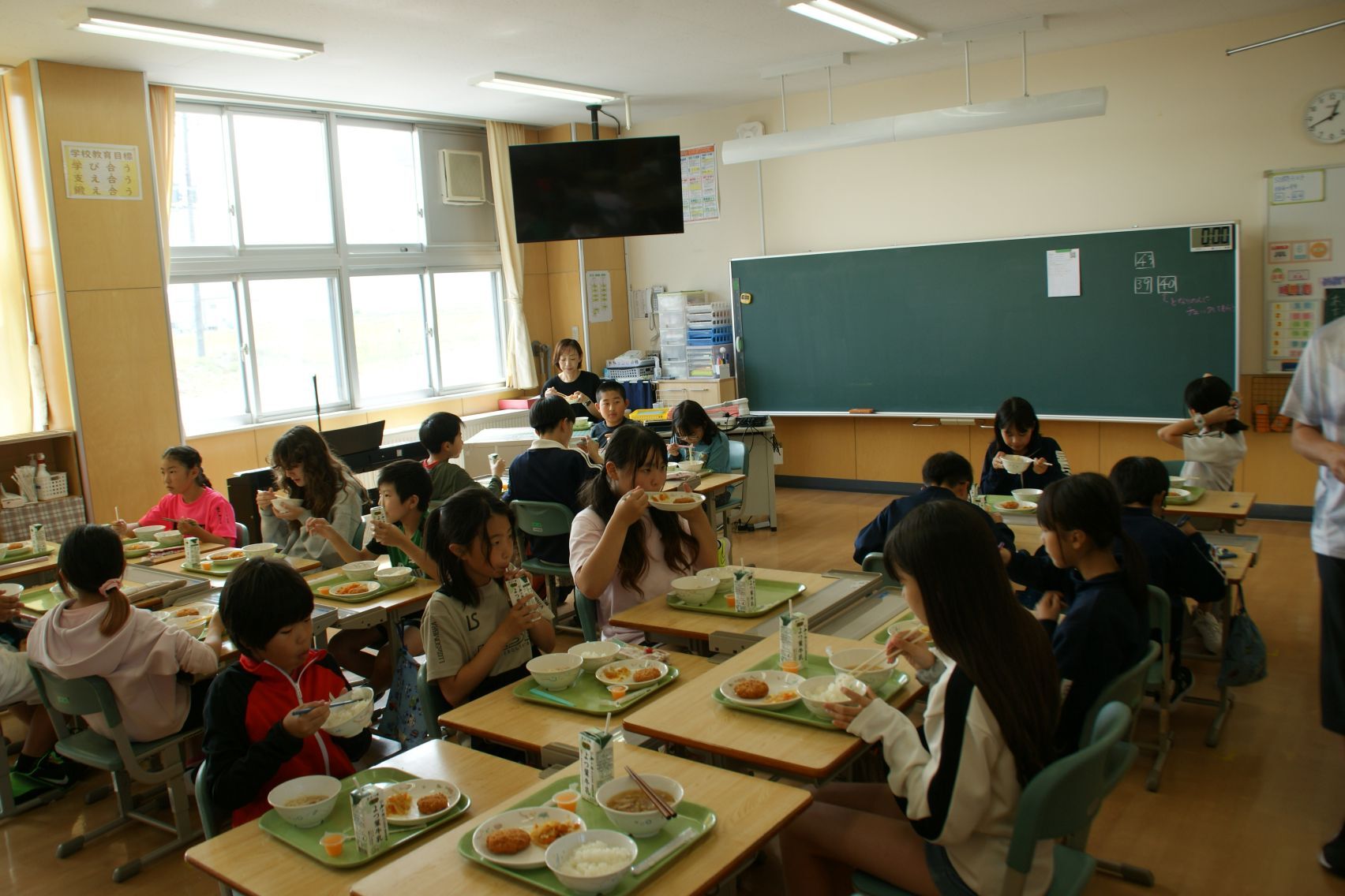 小5と一緒に給食.JPG
