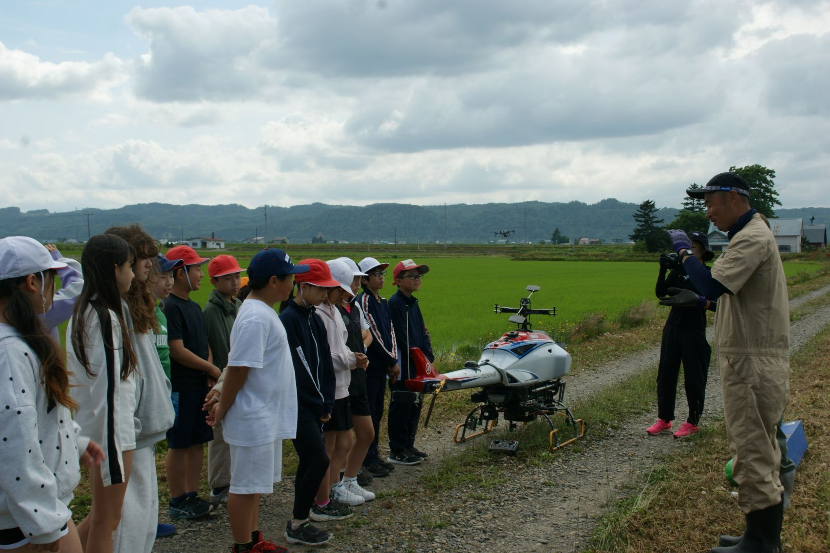 小5と防除見学.JPG