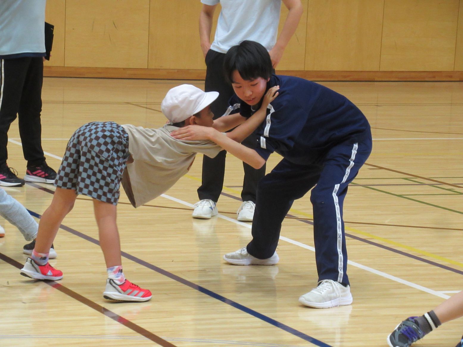 低学年に合わせてサポートする中学3年生.JPG