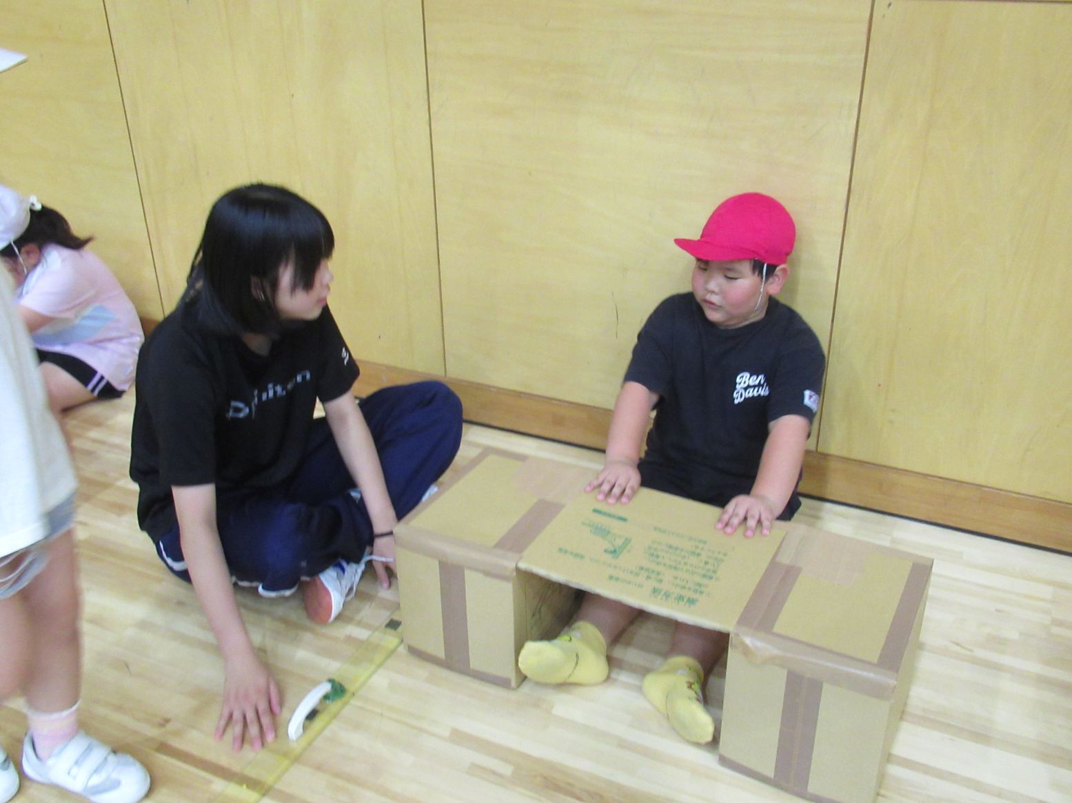 中学生に手伝ってもらう小学1年生.JPG