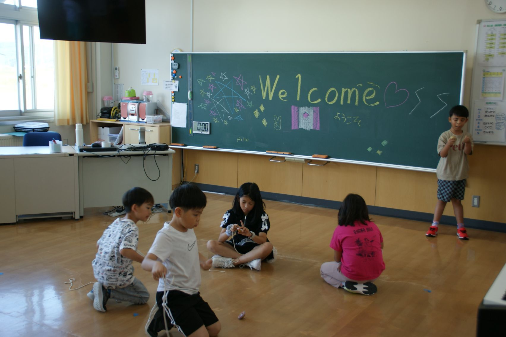 コマに挑戦するトロントの子たち.JPG