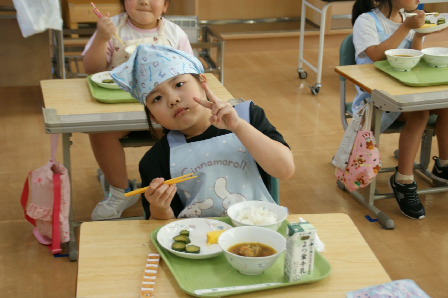 喜んで食べる1年生.JPG
