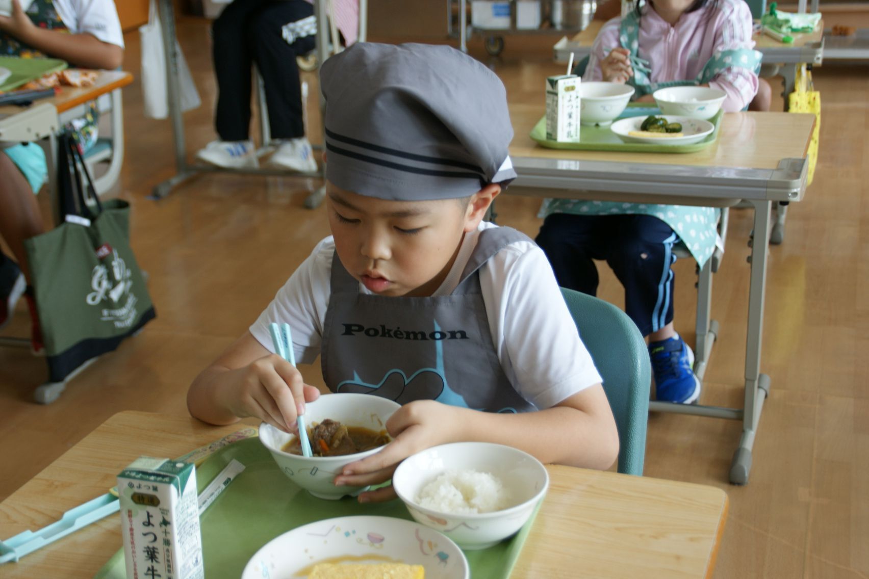 もりもり食べる2年生.JPG