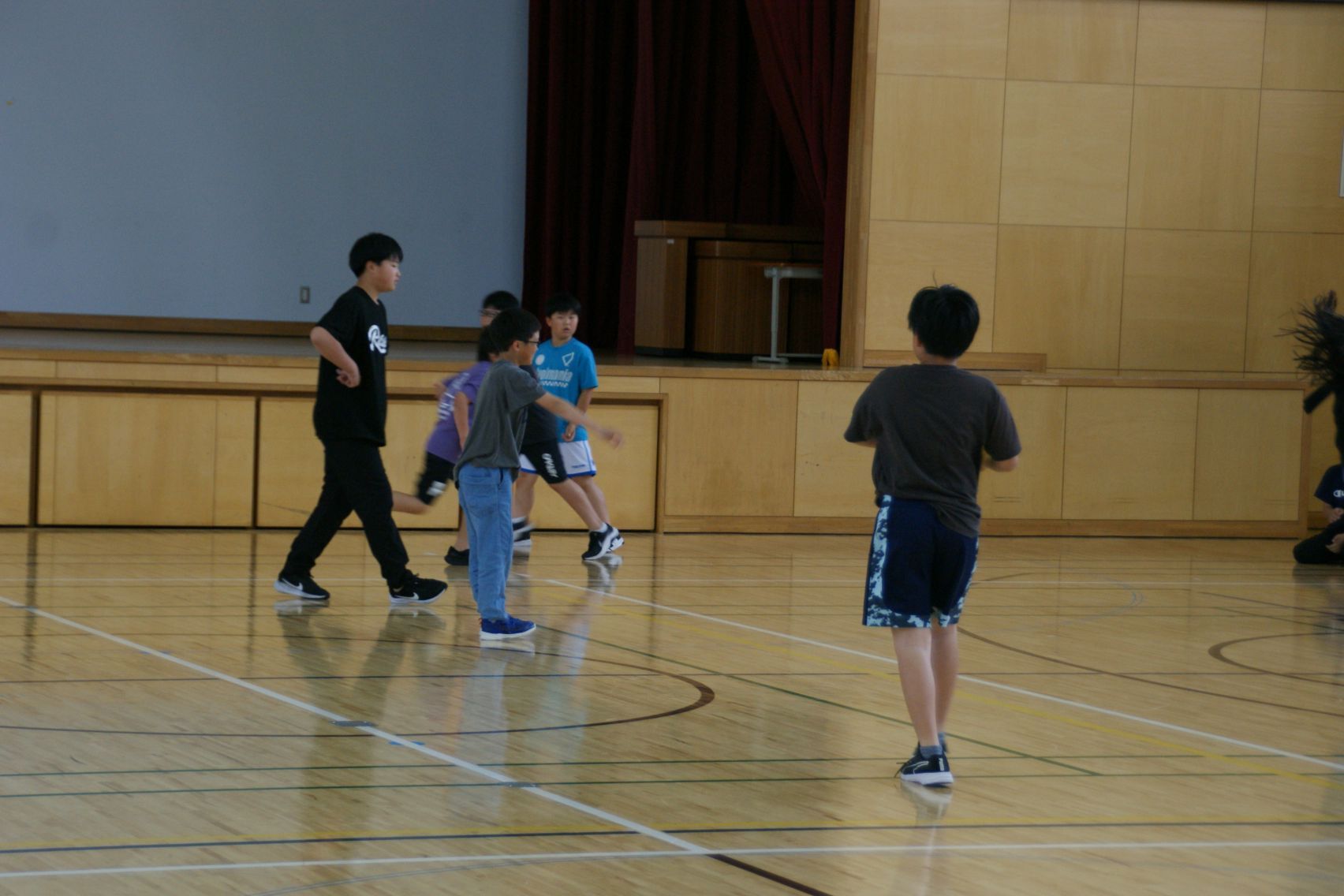 暑い中、元気に遊ぶ小学生.JPG