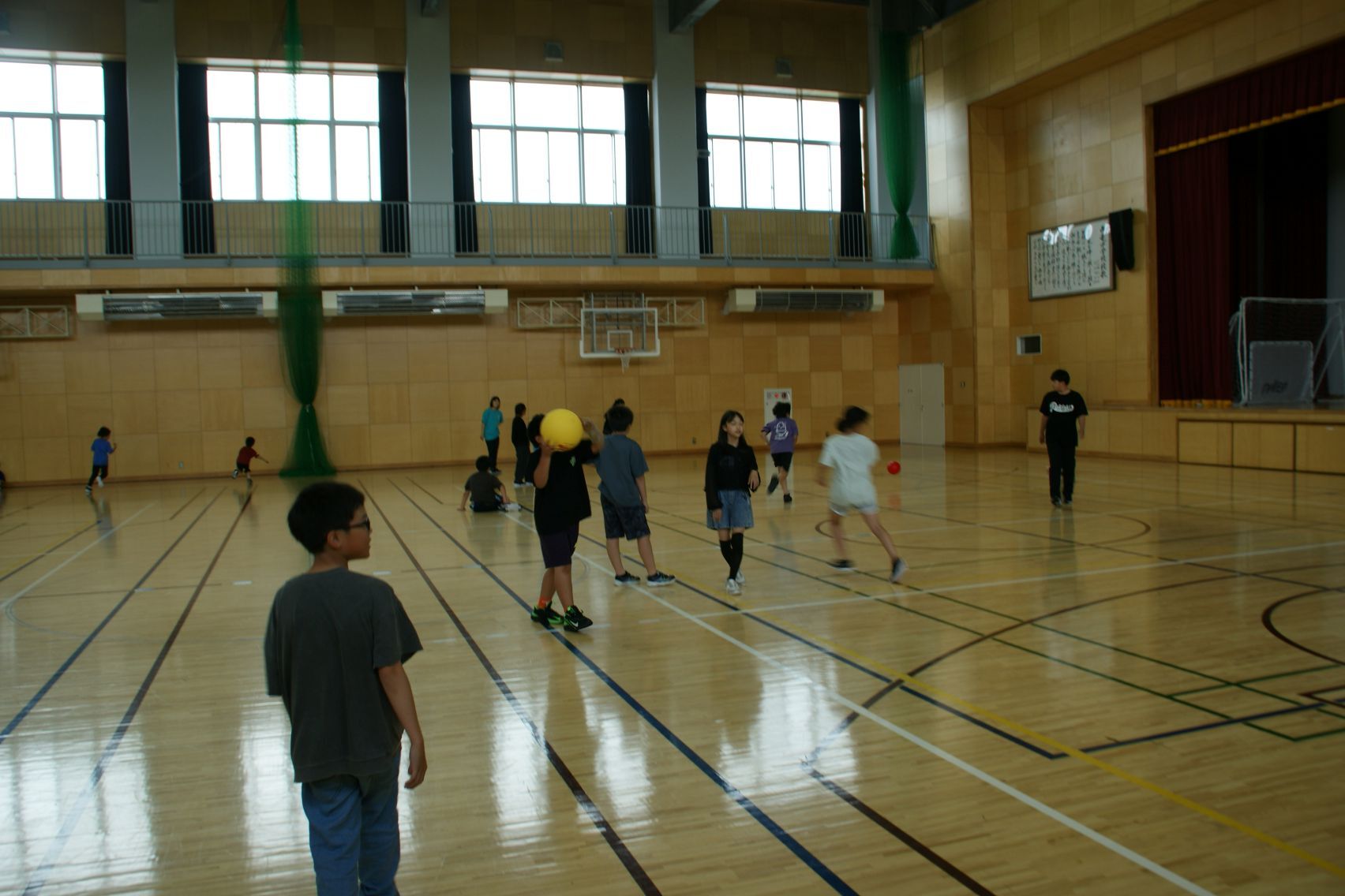 ボール遊びをしている高学年.JPG