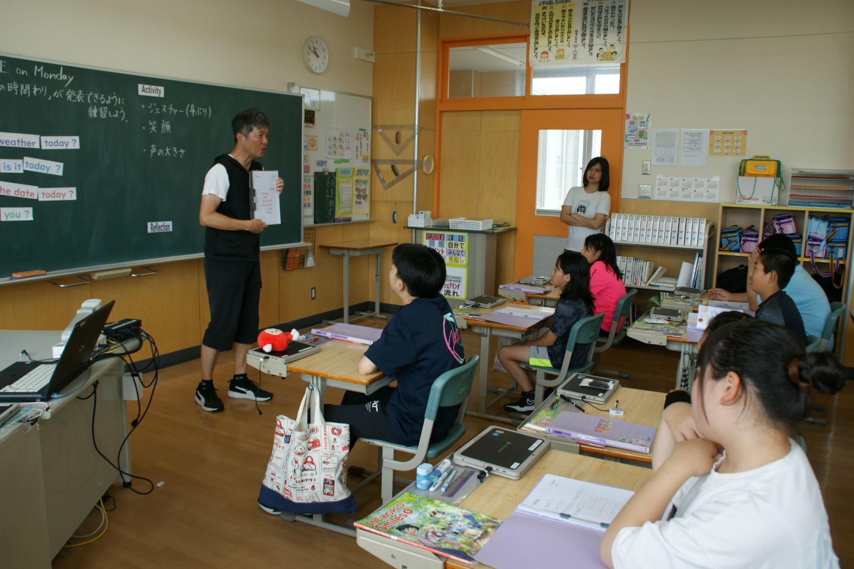 授業交流週間(小5外国語).JPG