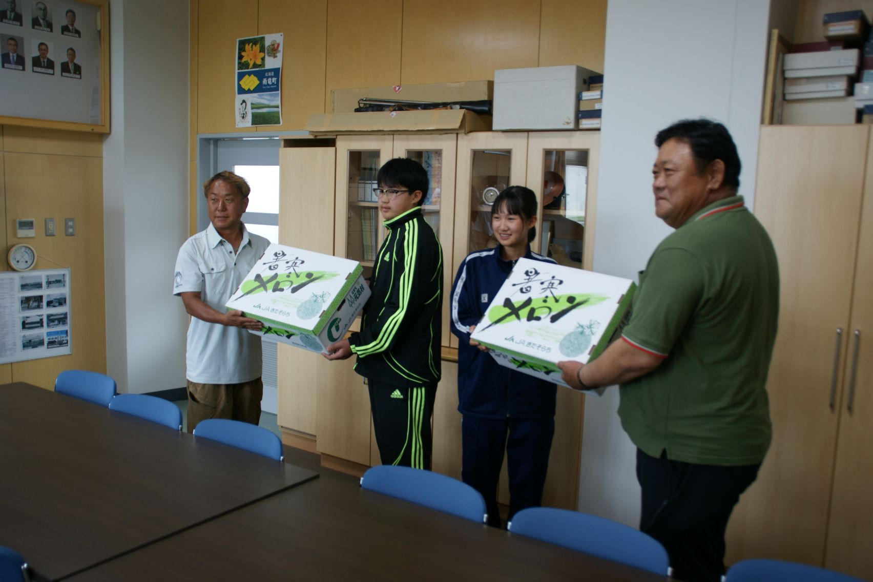 児童会長と生徒会長が受け取り.JPG