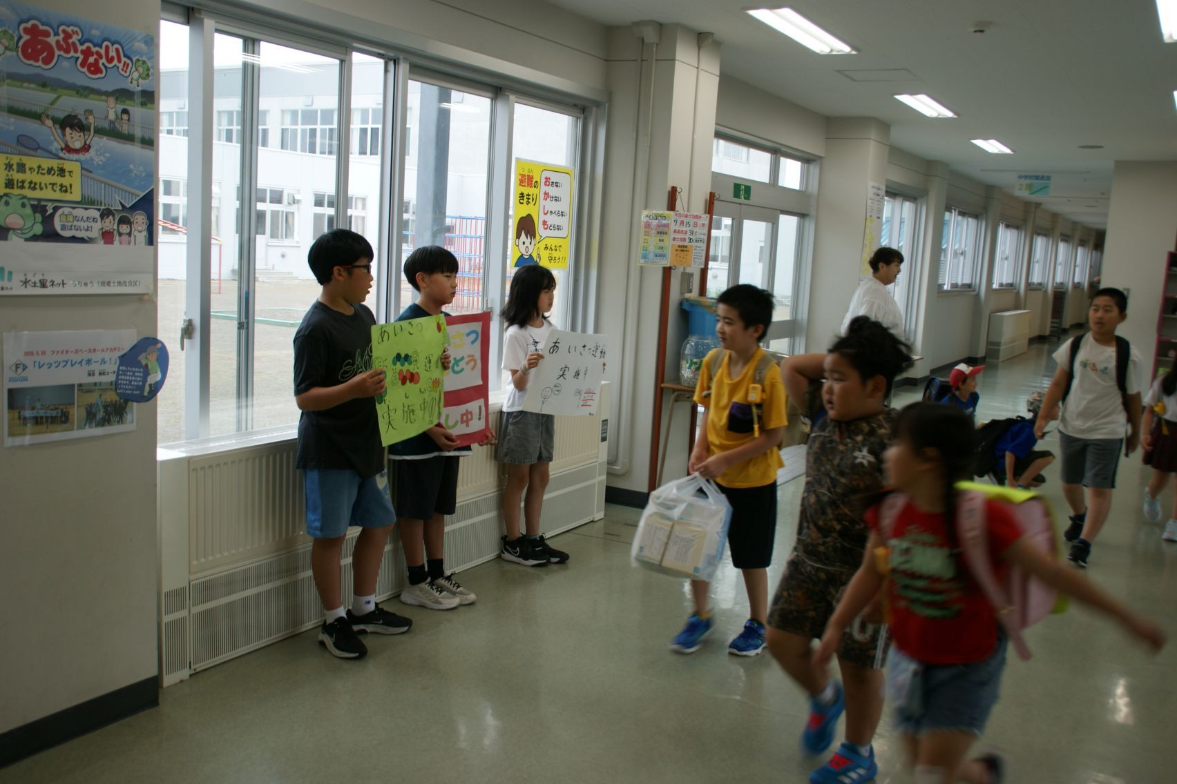 書記局メンバーによる朝のあいさつ運動.JPG