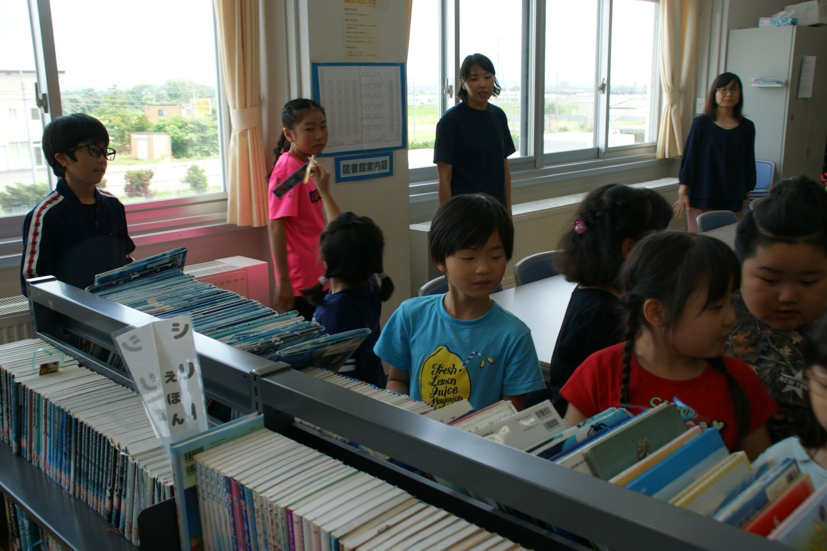 しおりを探す小学1年生.JPG