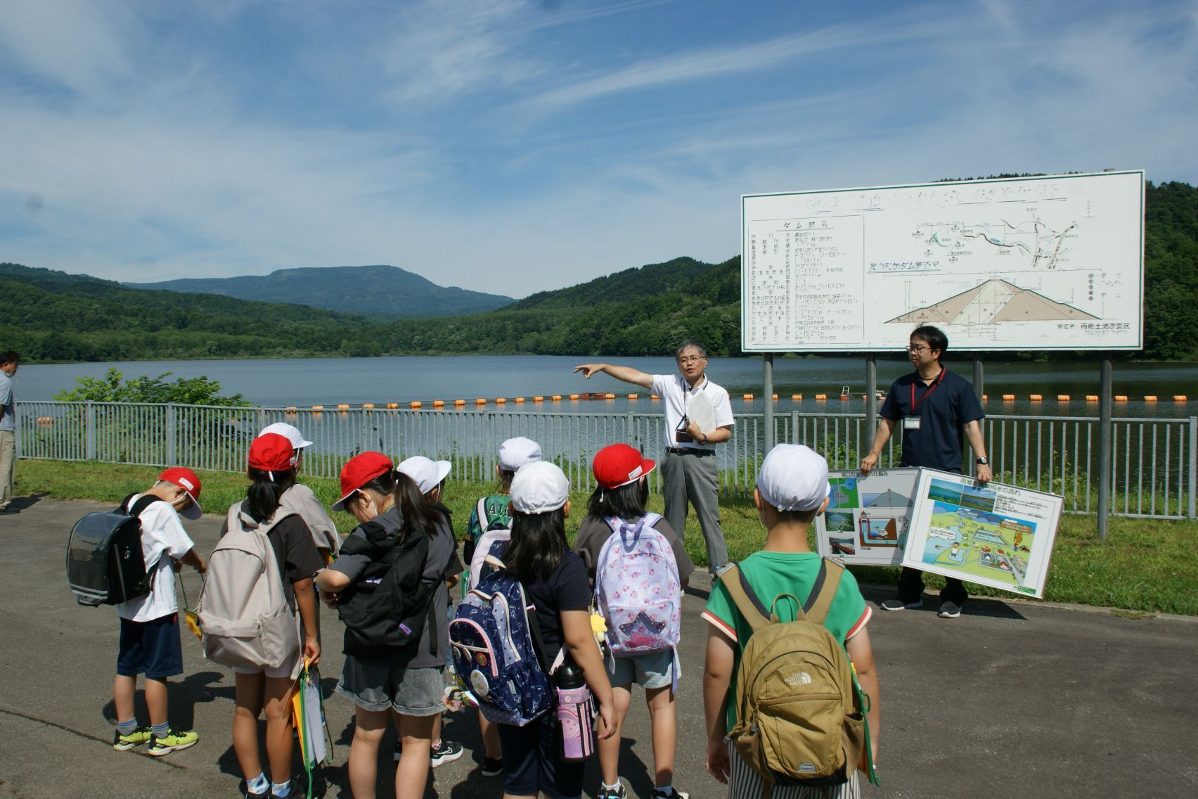 3年生水の学習で尾白利加ダムへ.JPG