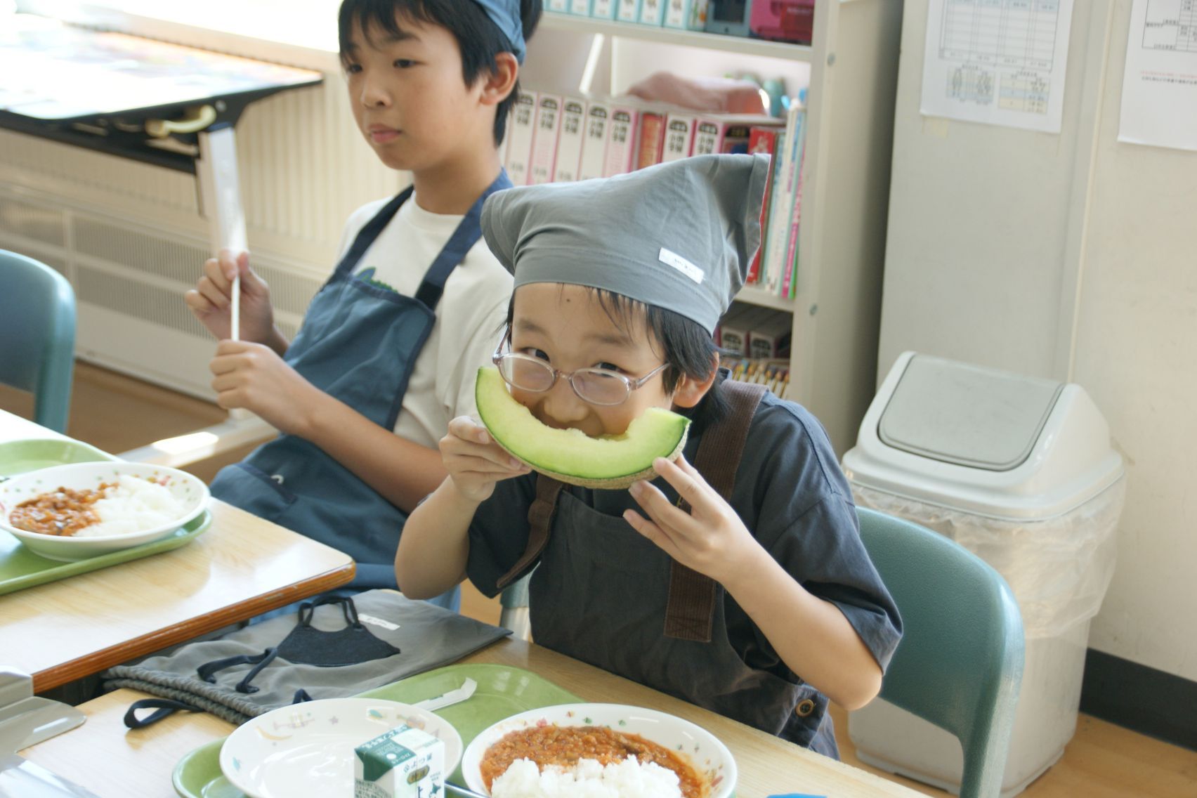 かぶりつく4年生.JPG