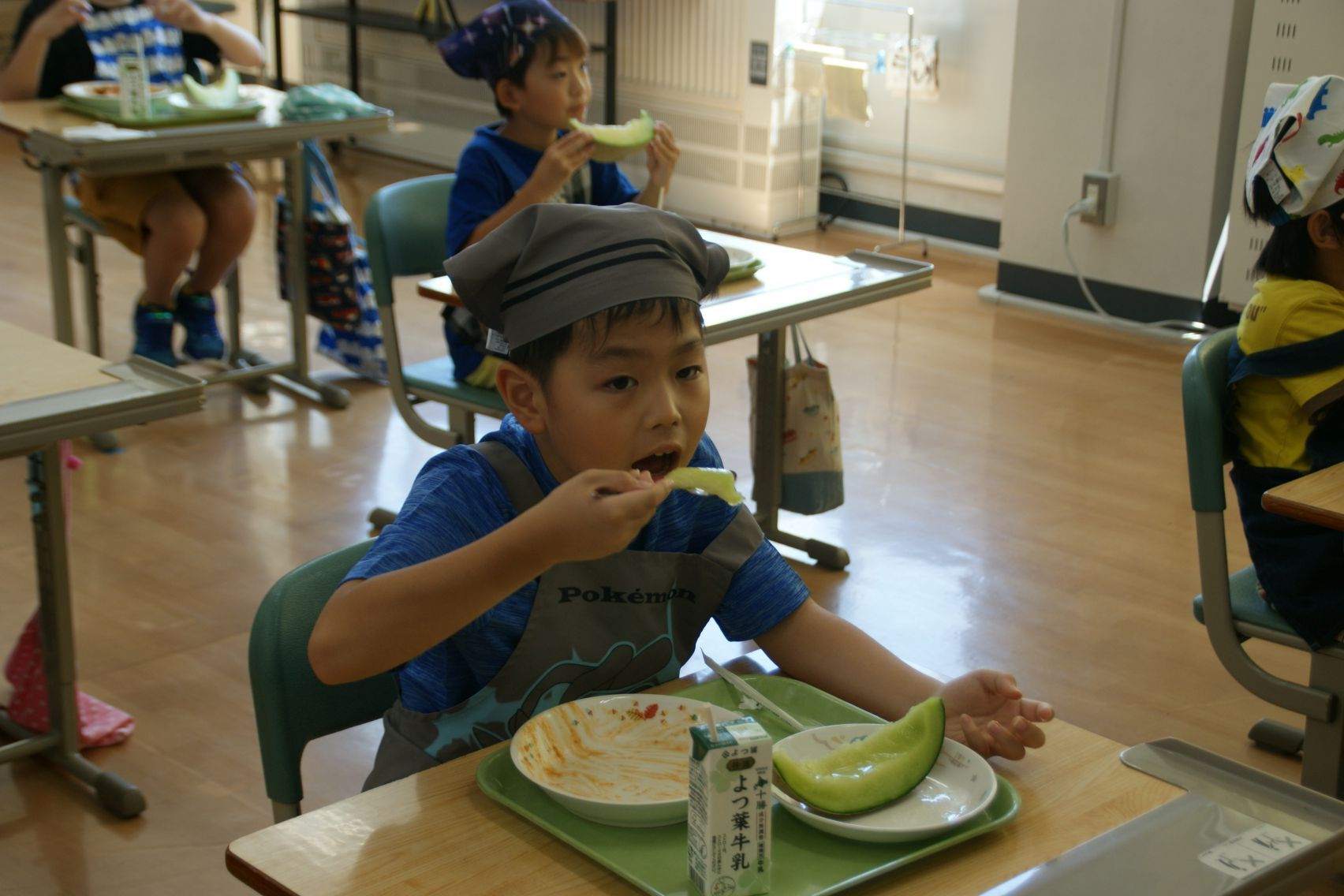 6メロンを食べる2年生.JPG