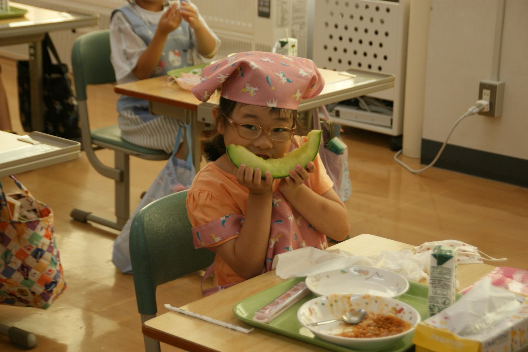 1年生もかぶりつく.JPG