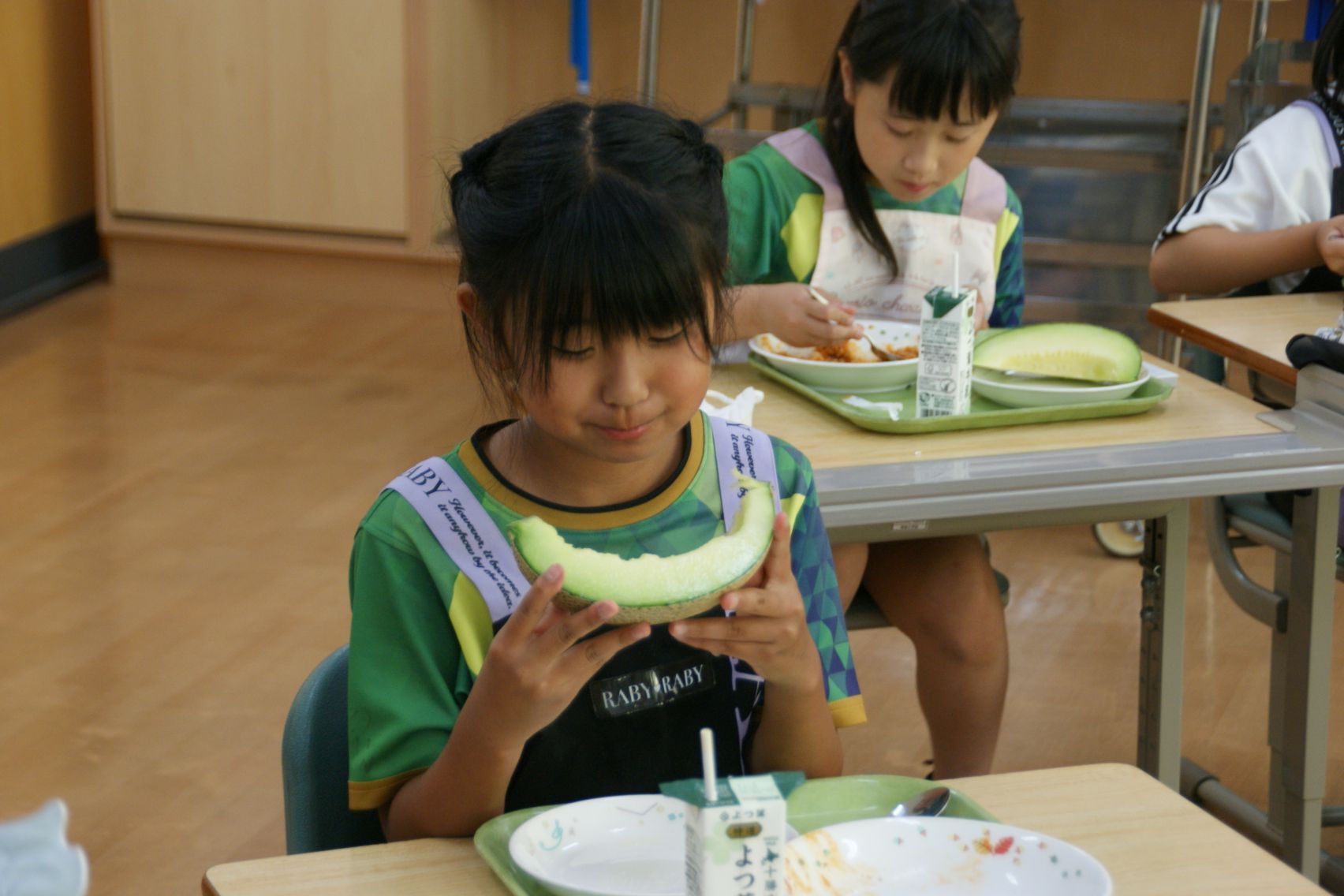 3年生もかぶりつく.JPG