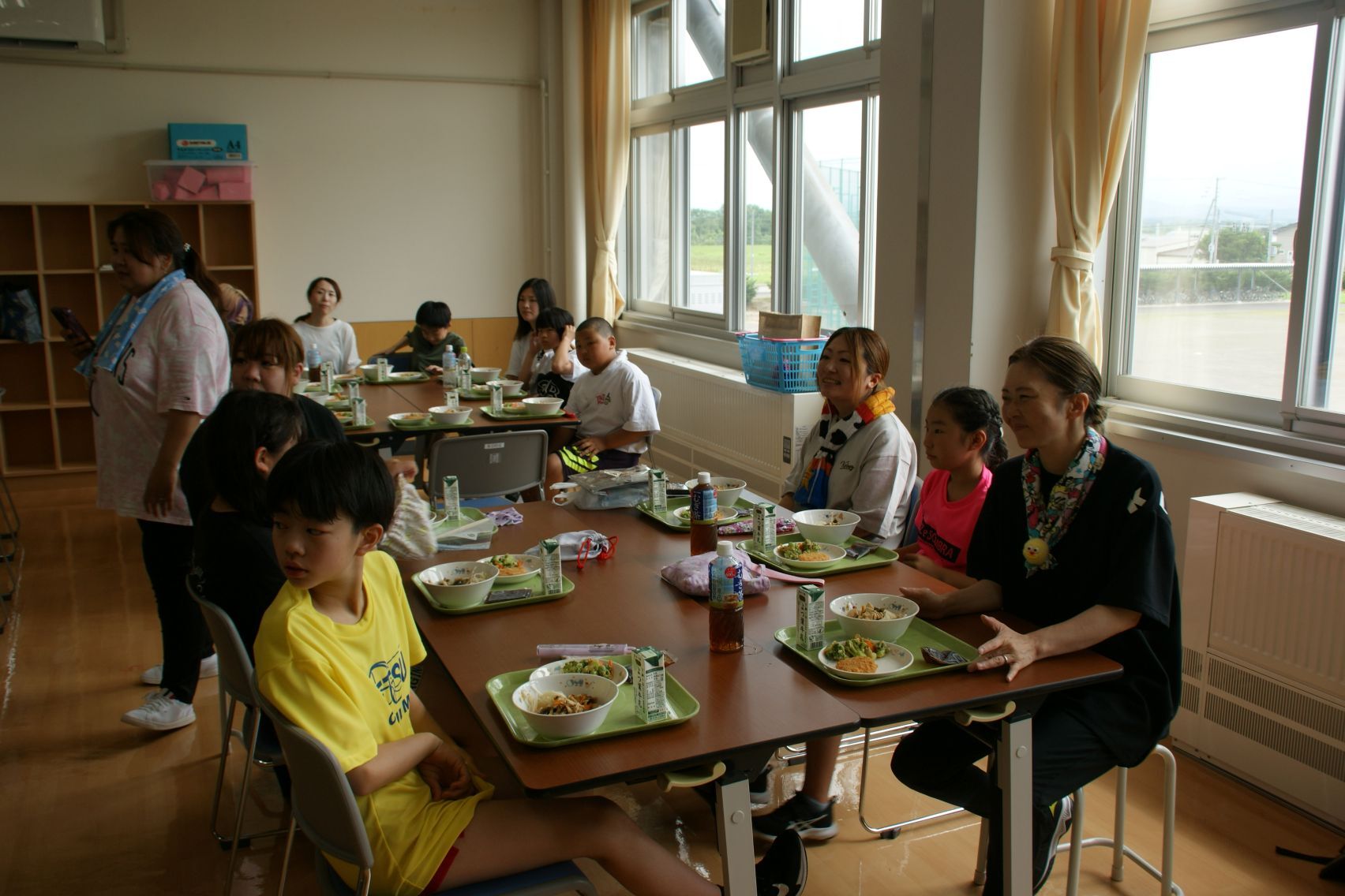 一緒に給食.JPG