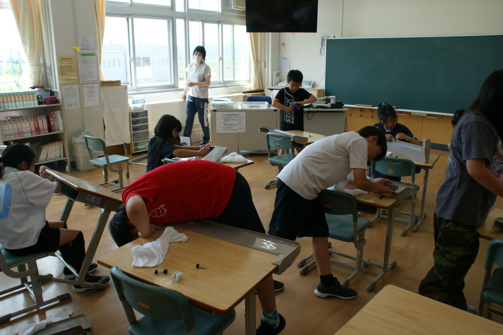 机をキレイにする4年生.JPG