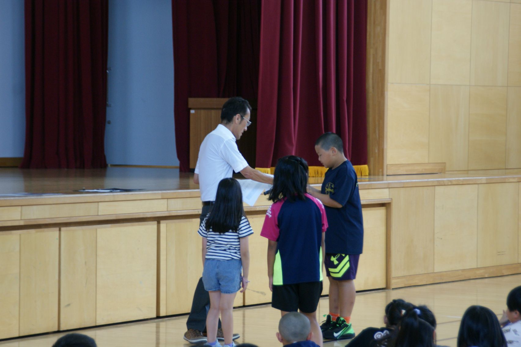 夏休みに向けたメッセージを学年代表に.JPG
