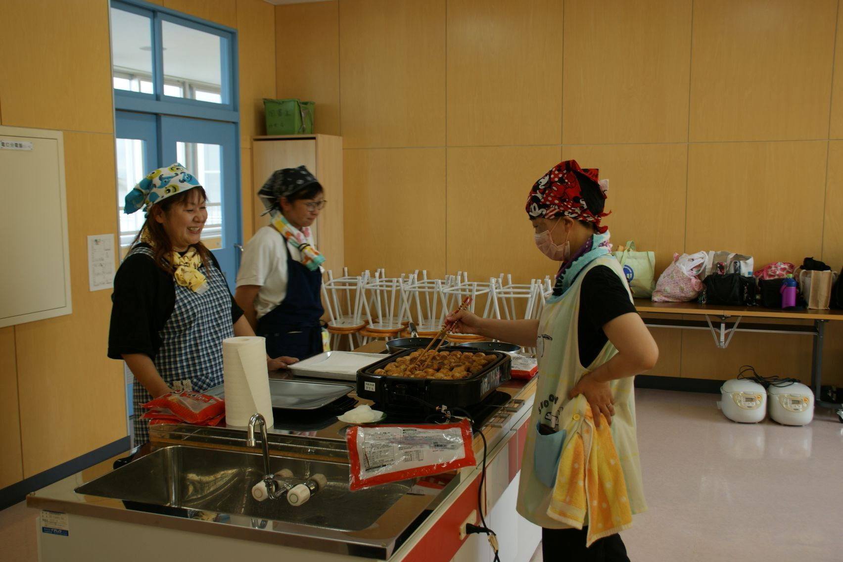 たこ焼きを作る保護者.JPG