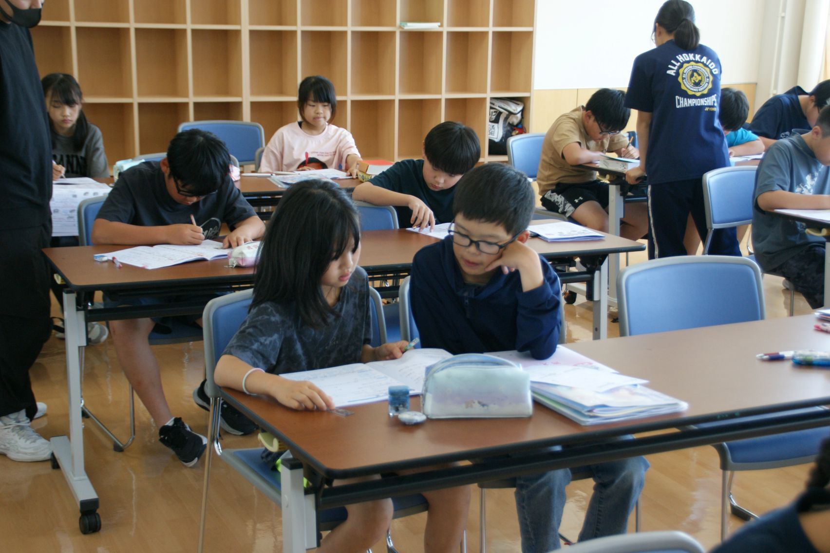 勉強する5年生.JPG