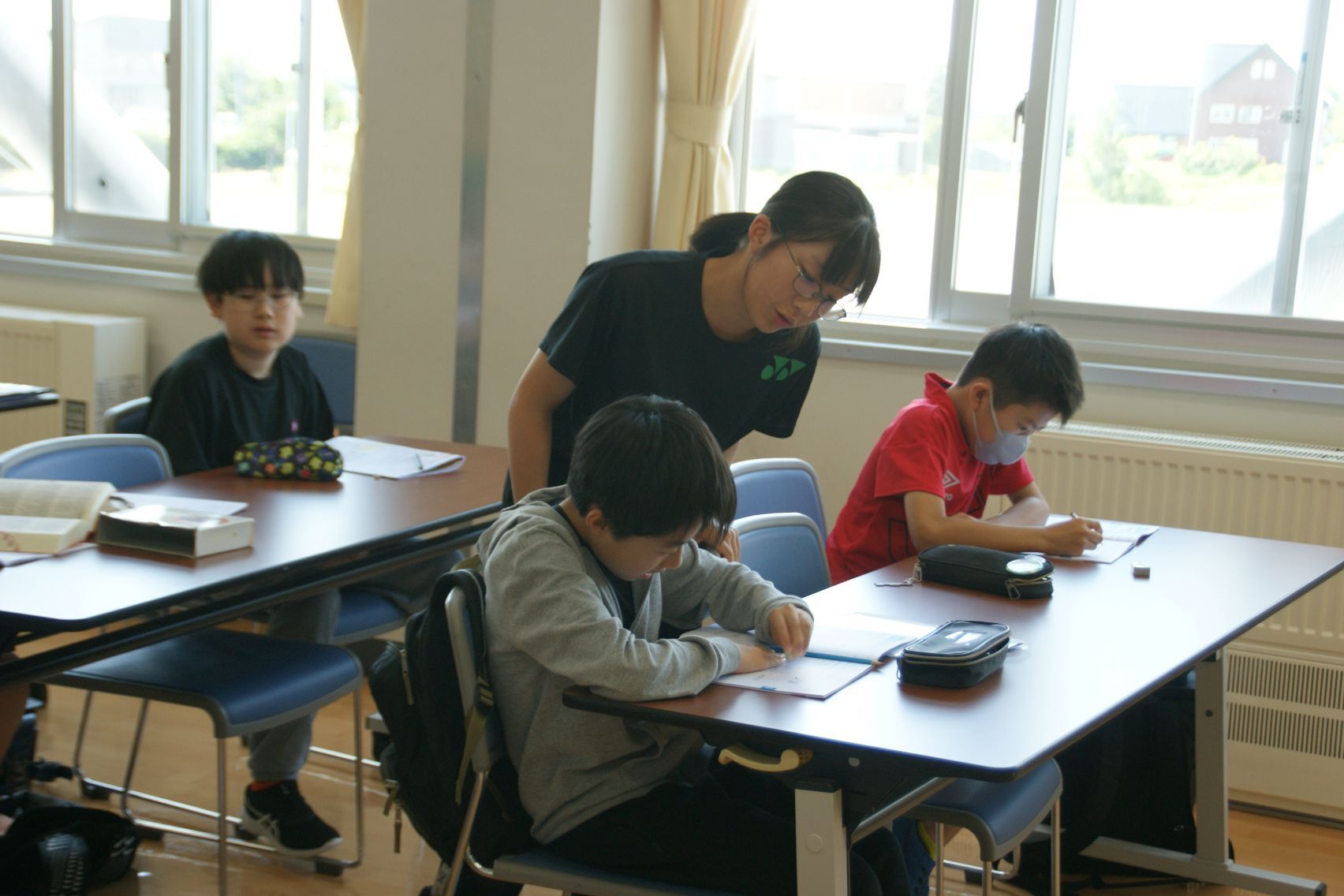 中学生ボランティアもサポート.JPG