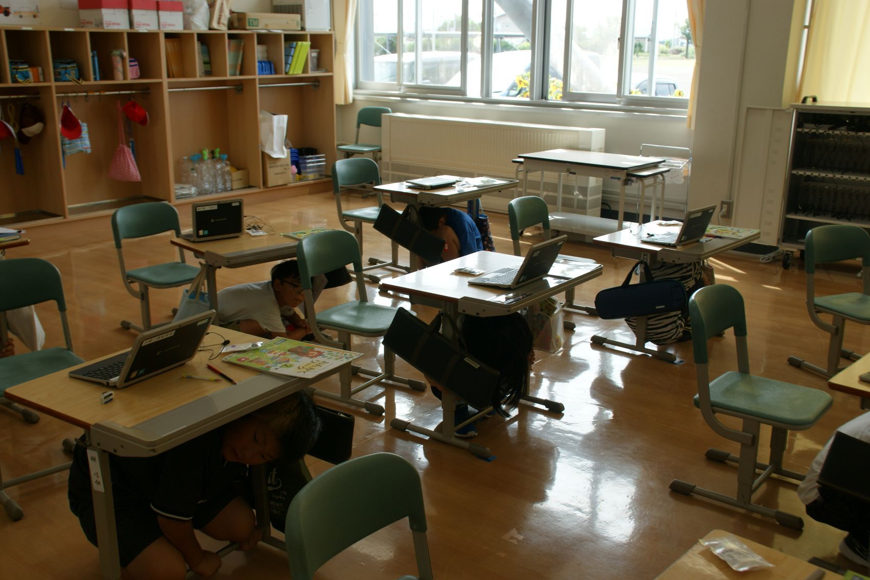 地震を想定し、机の下に.JPG