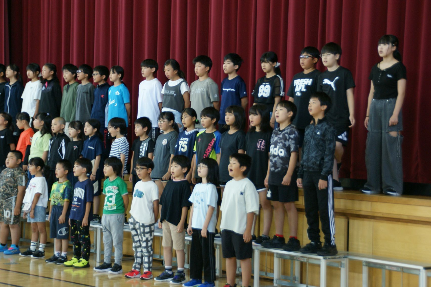 元気いっぱいに歌う小学生.JPG