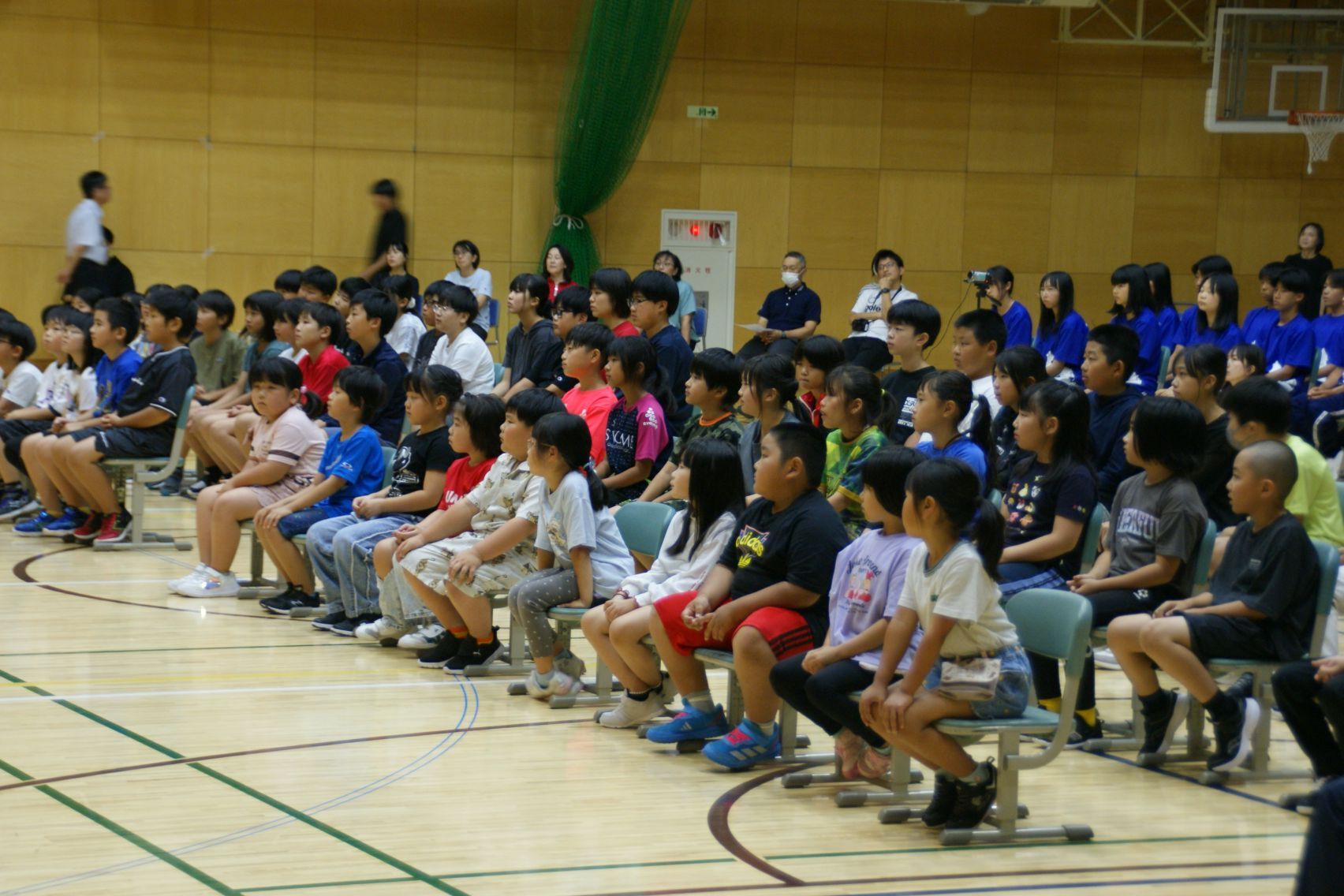 中学生の合唱を真剣に聴く小学生.JPG