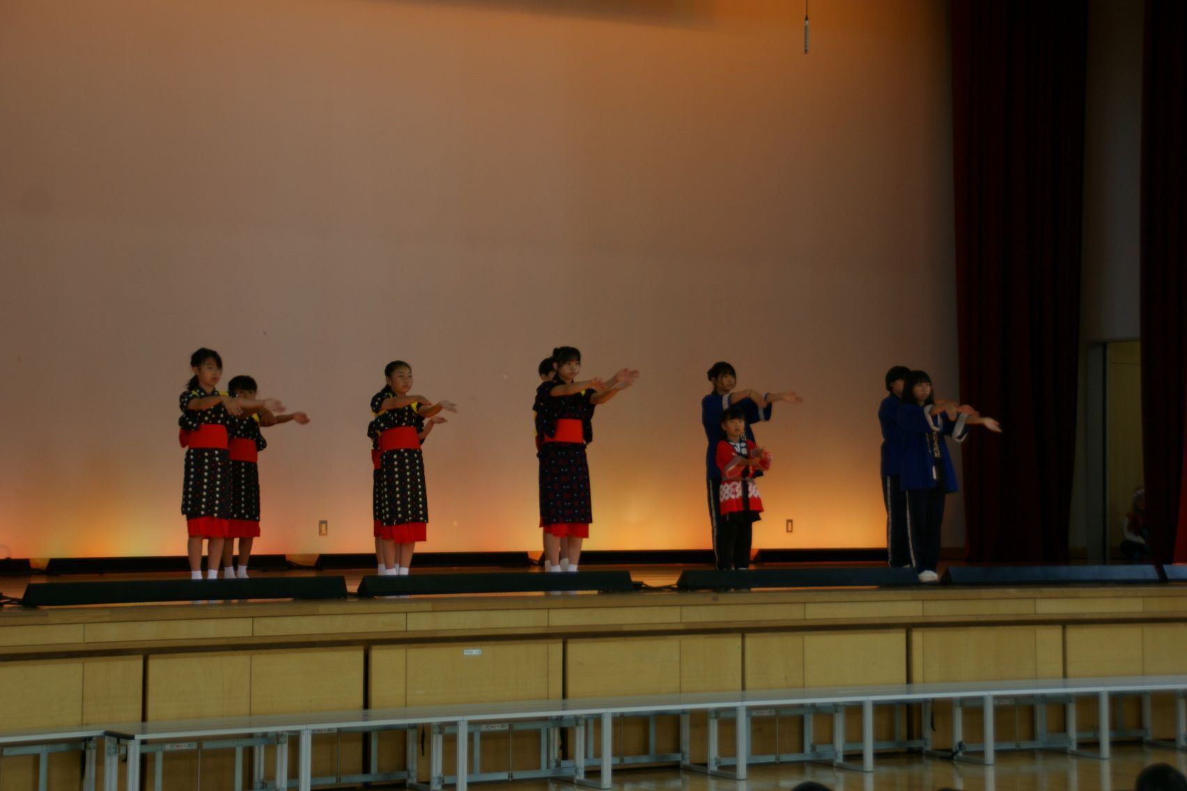 女の子の踊り.JPG