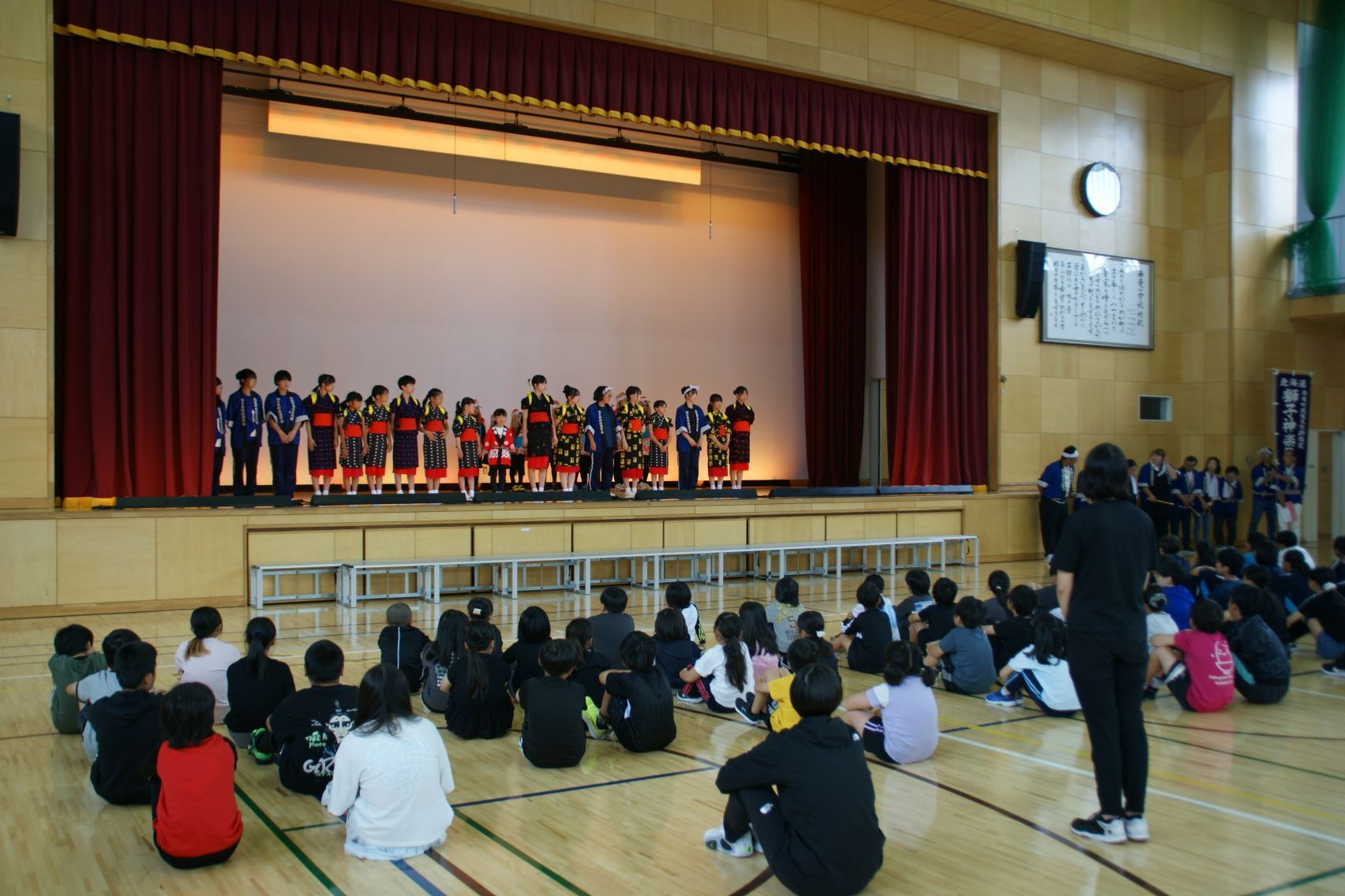 獅子神楽保存会の小中学生.JPG