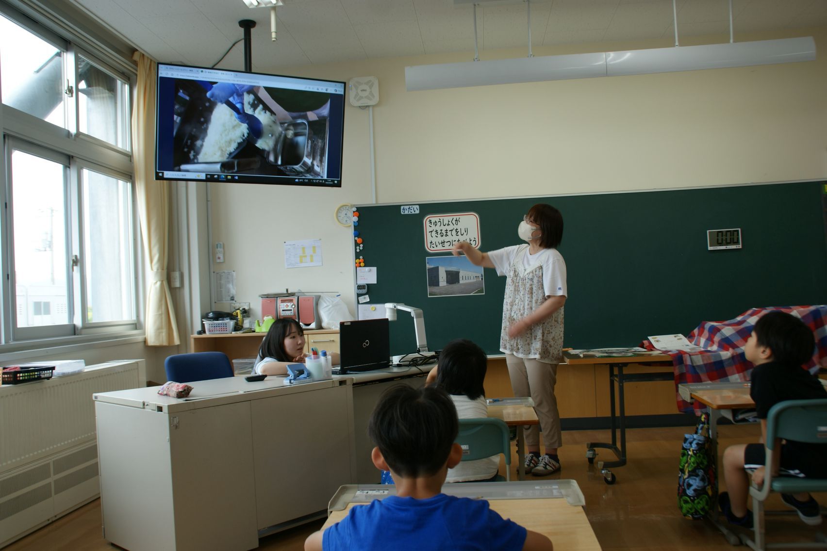 給食ができるまでを映像で.JPG