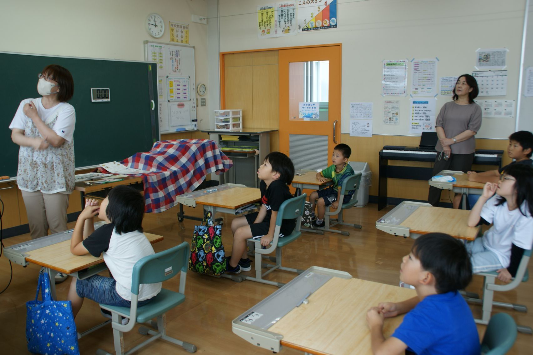 真剣に見ている2年生.JPG